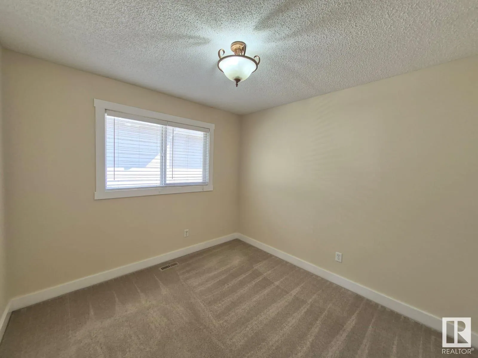 8361 shaske Crescent