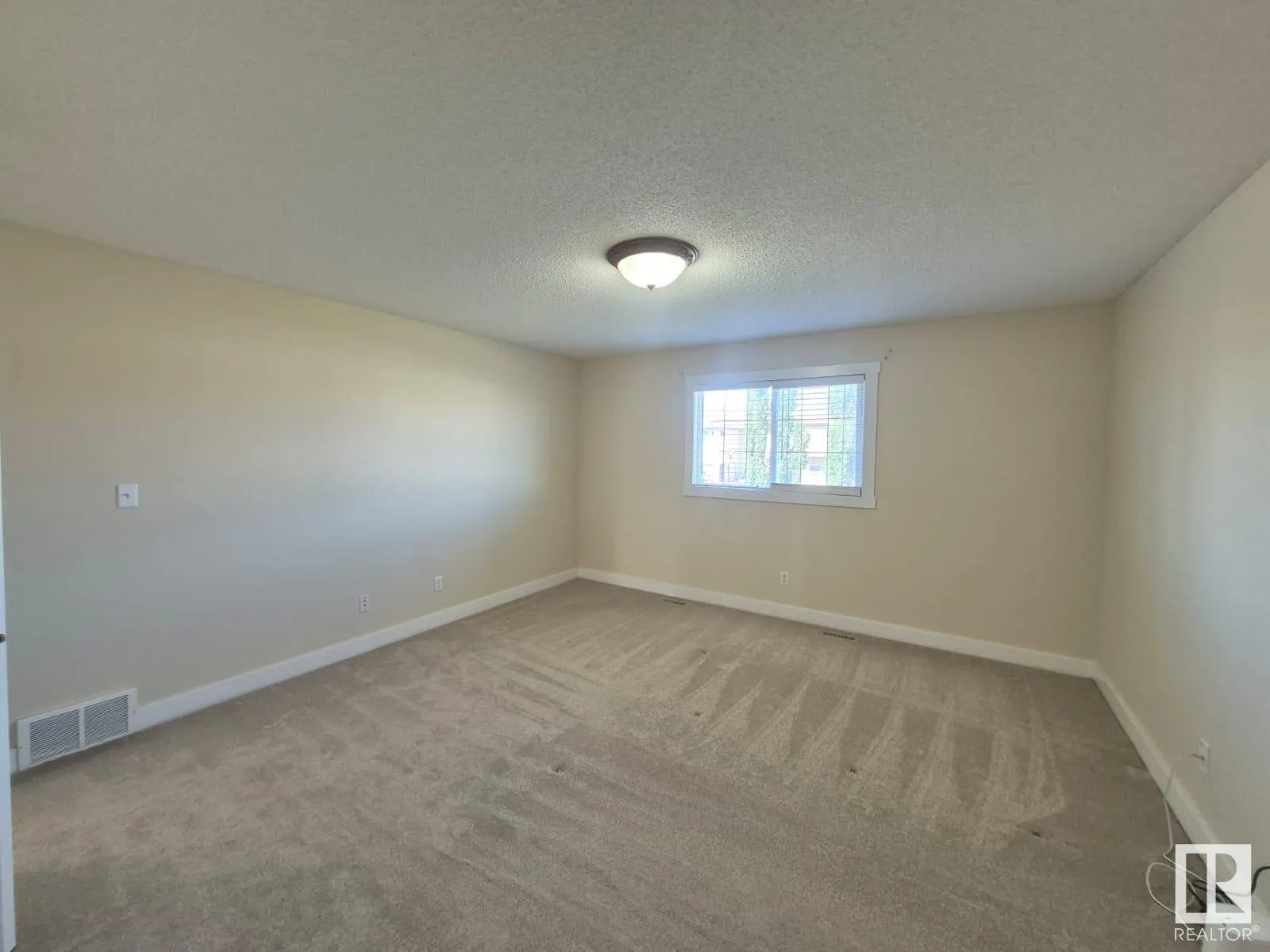 8361 shaske Crescent