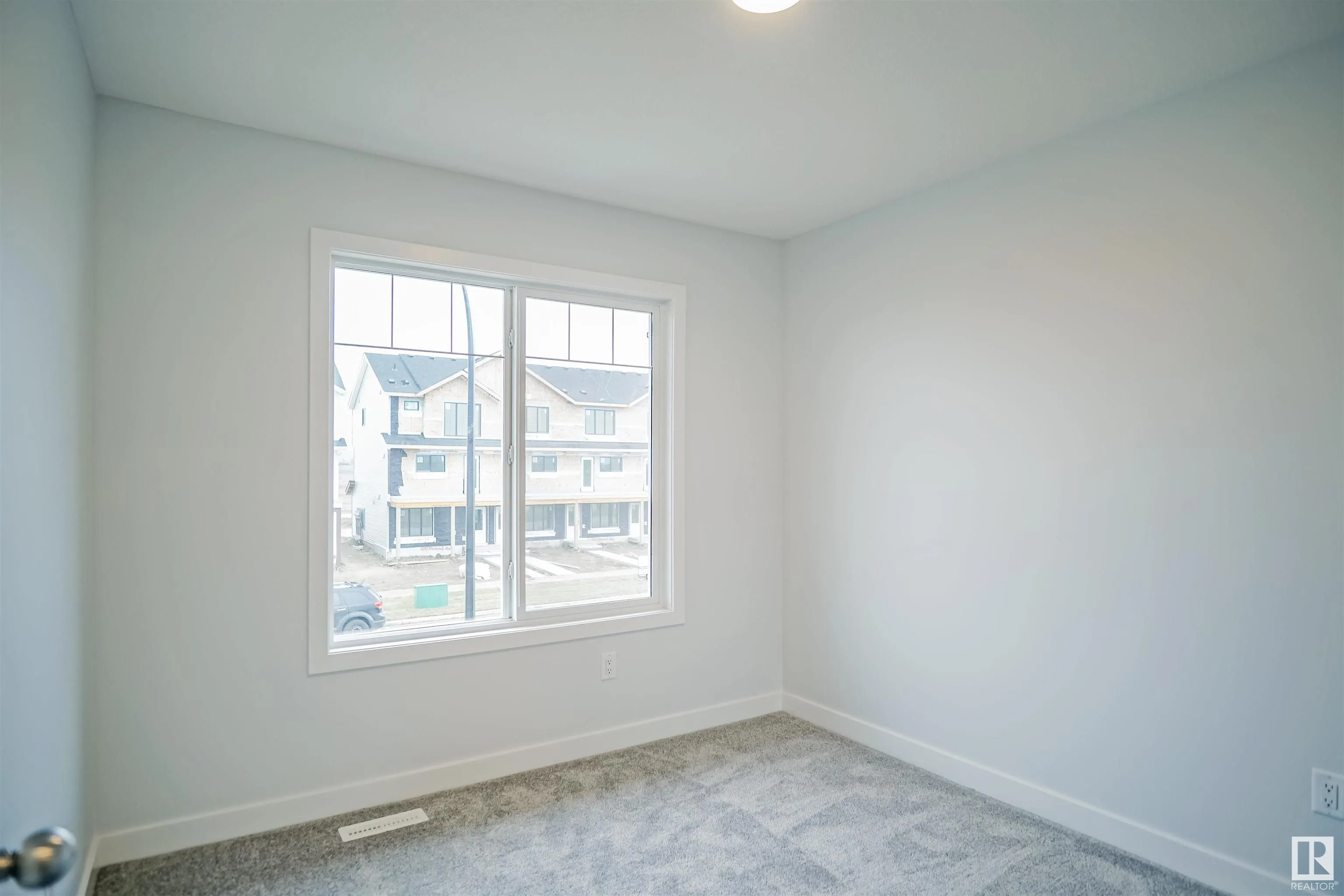 1072 MCLEOD Avenue