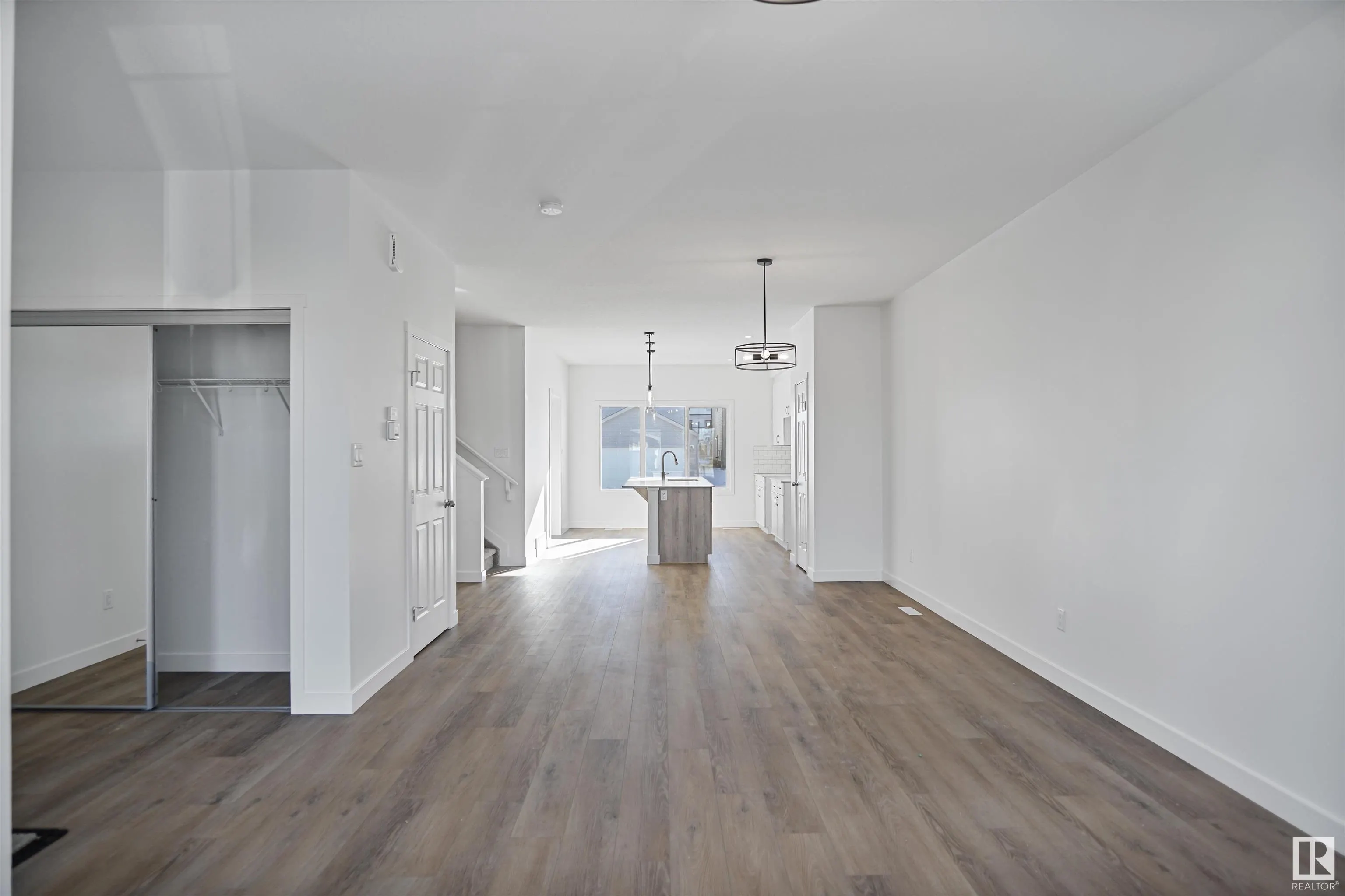 1076 MCLEOD Avenue