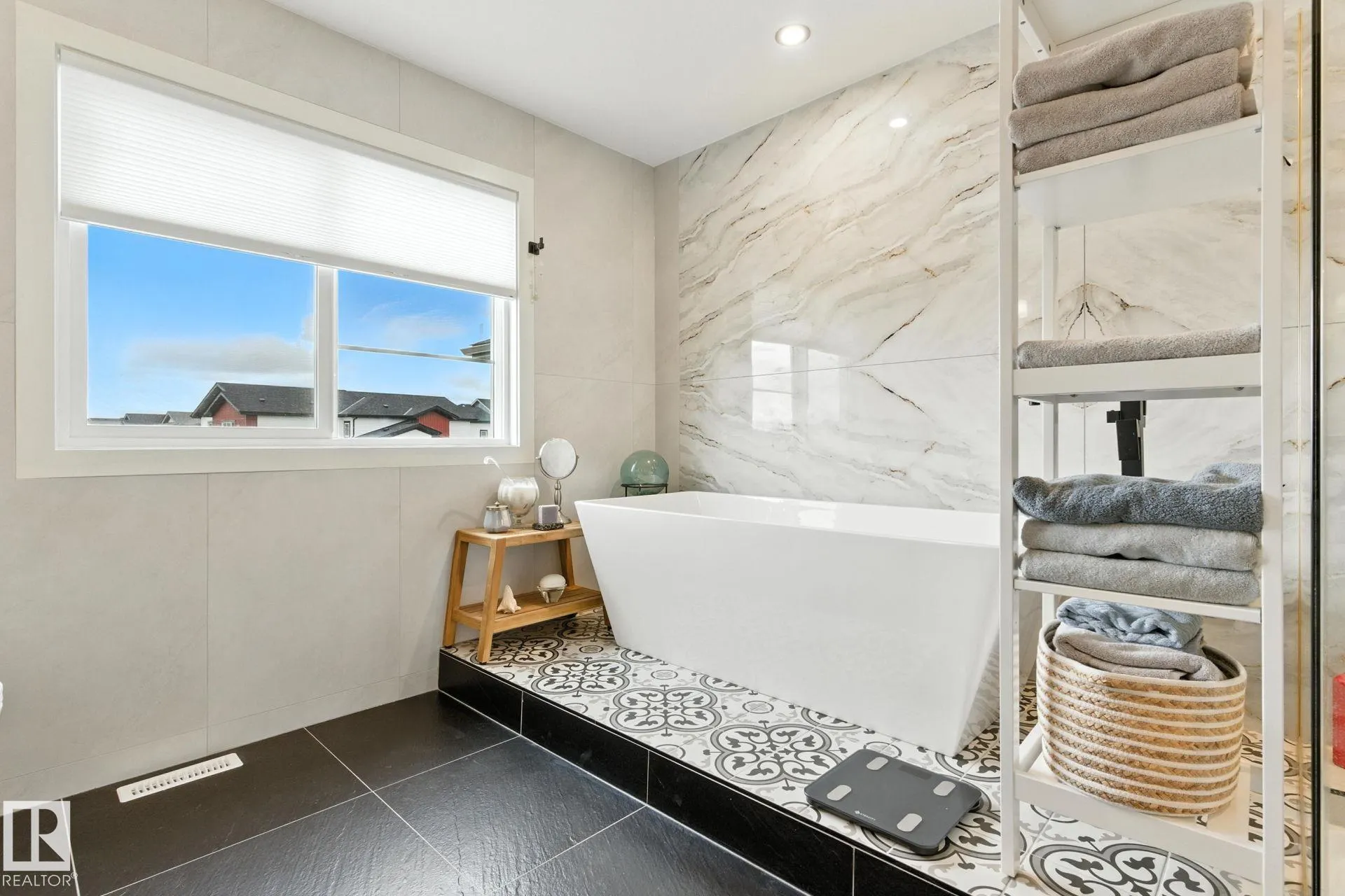 73 ASHBURY Crescent
