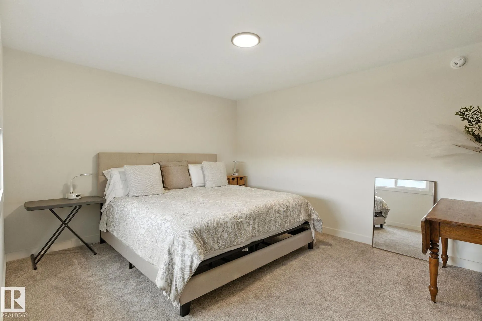 73 ASHBURY Crescent