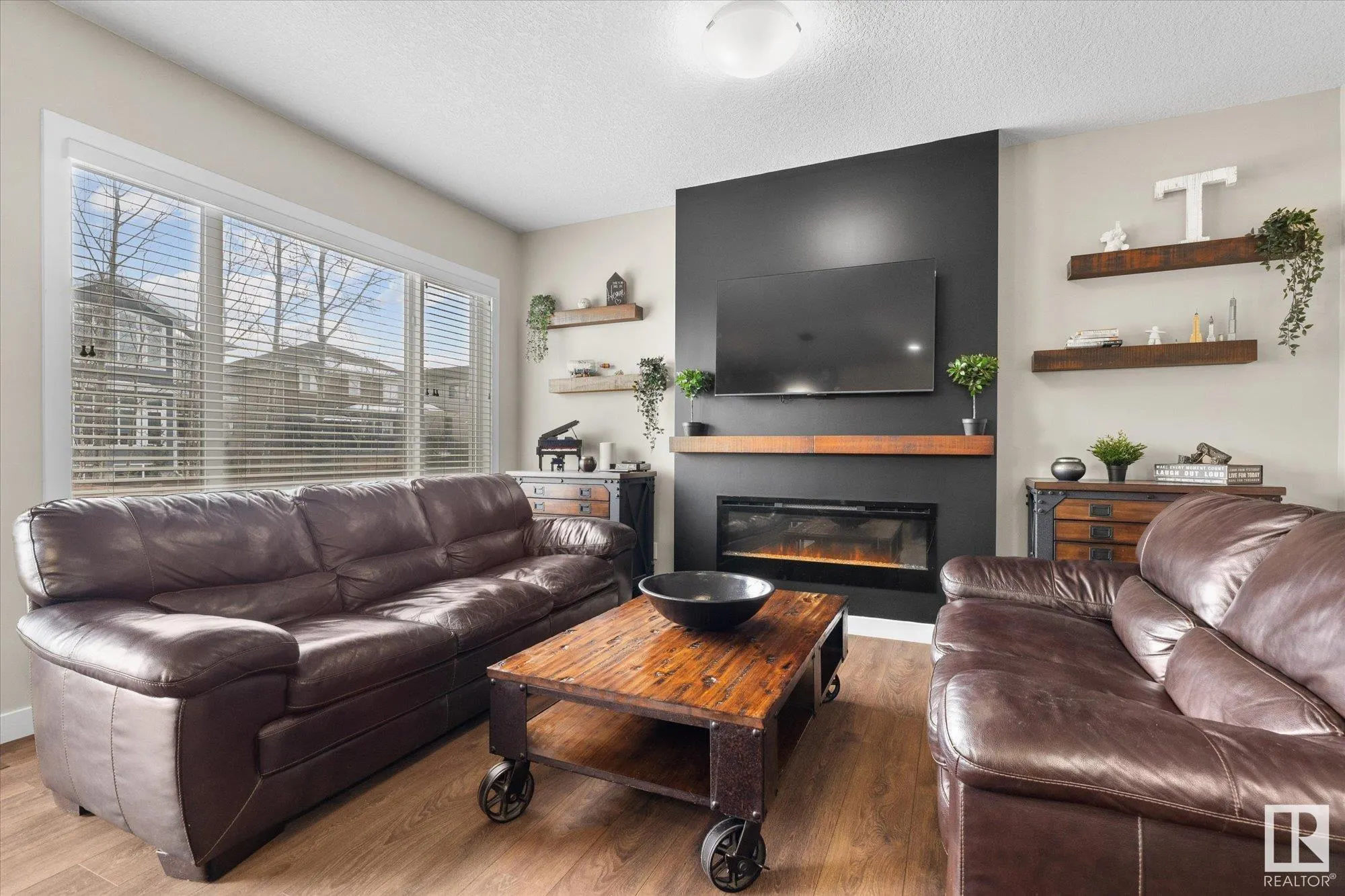 27 KINGSBURY Circle