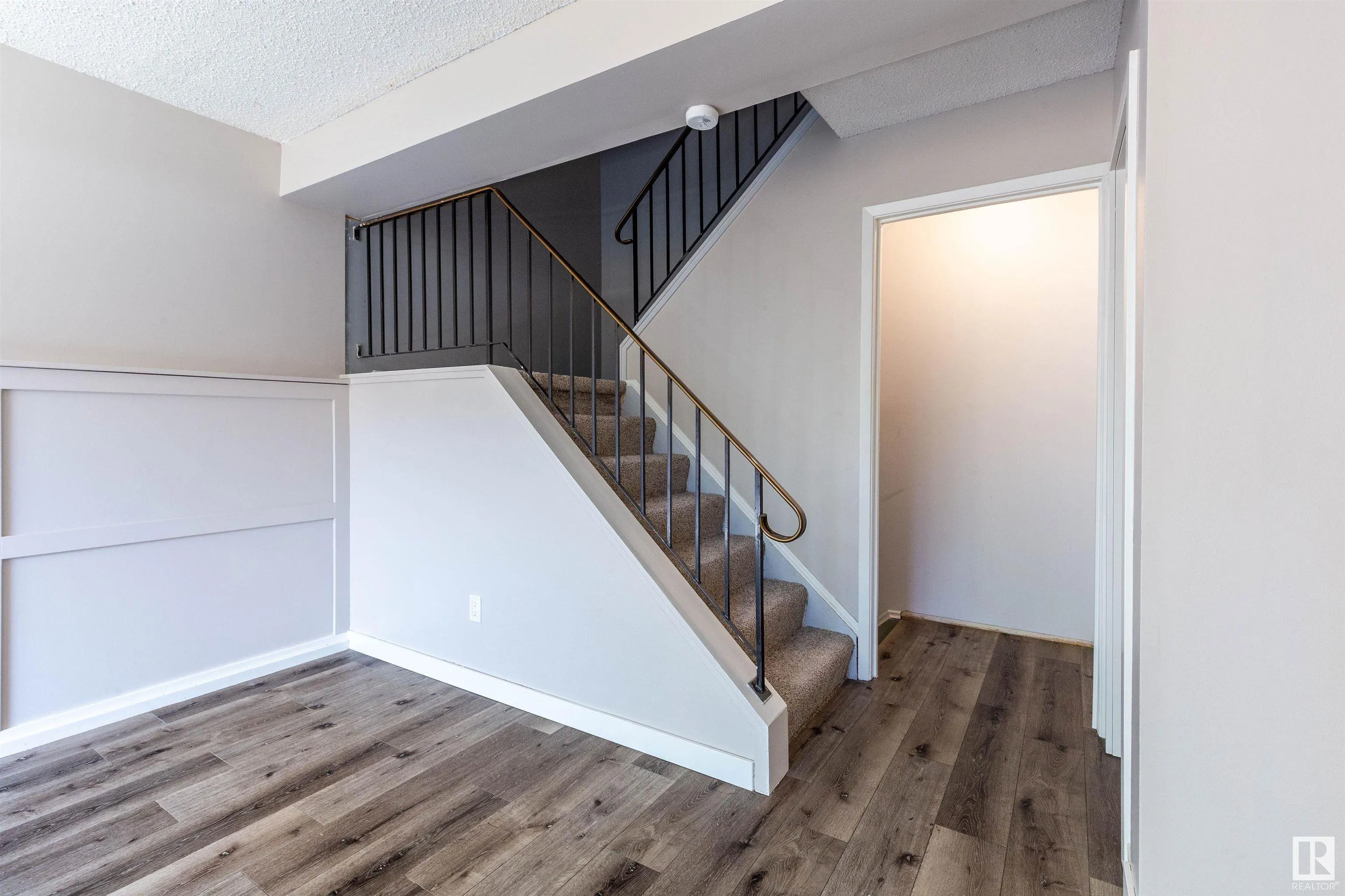 302 TELFORD Court