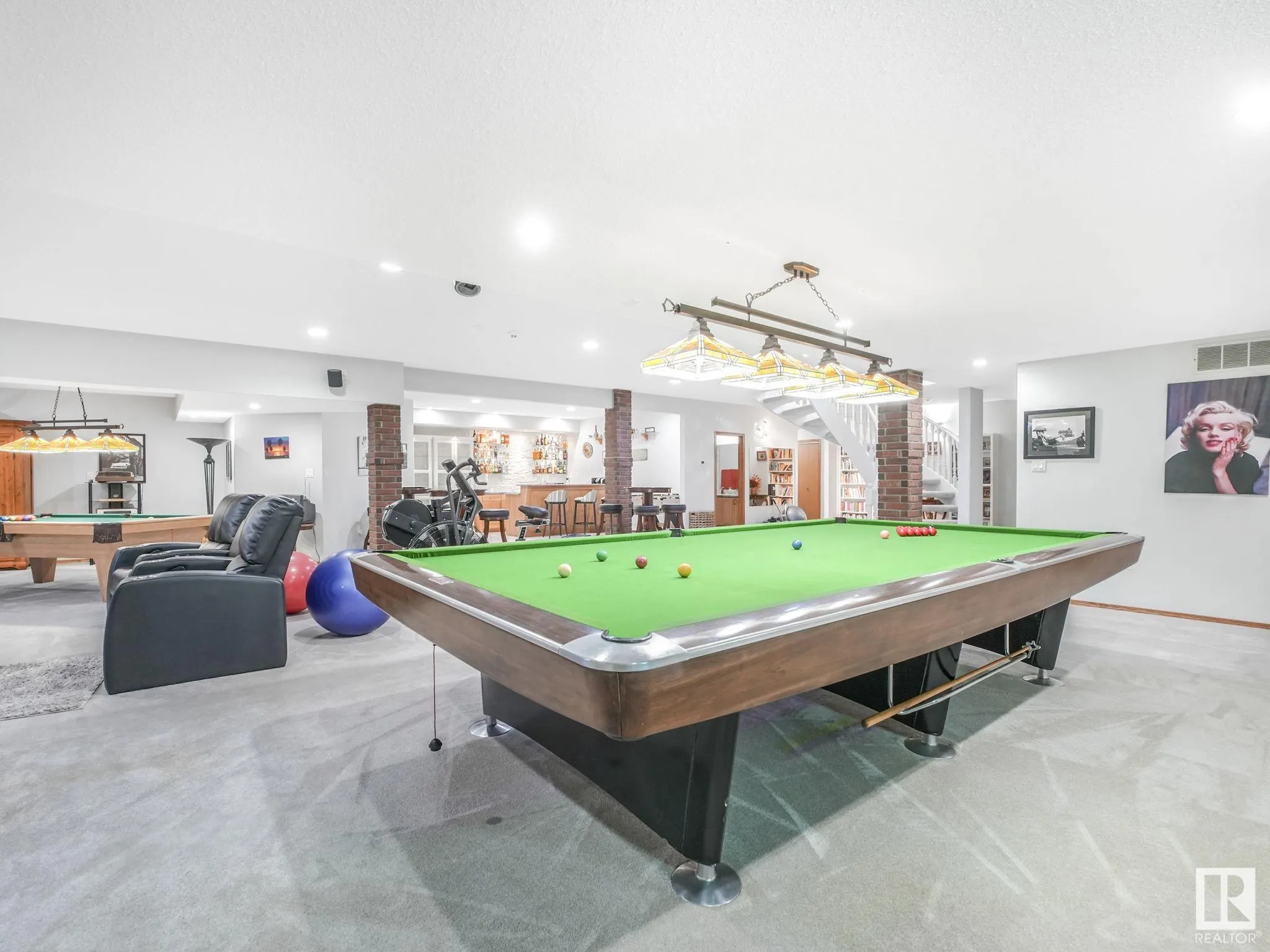 382 ESTATE Drive