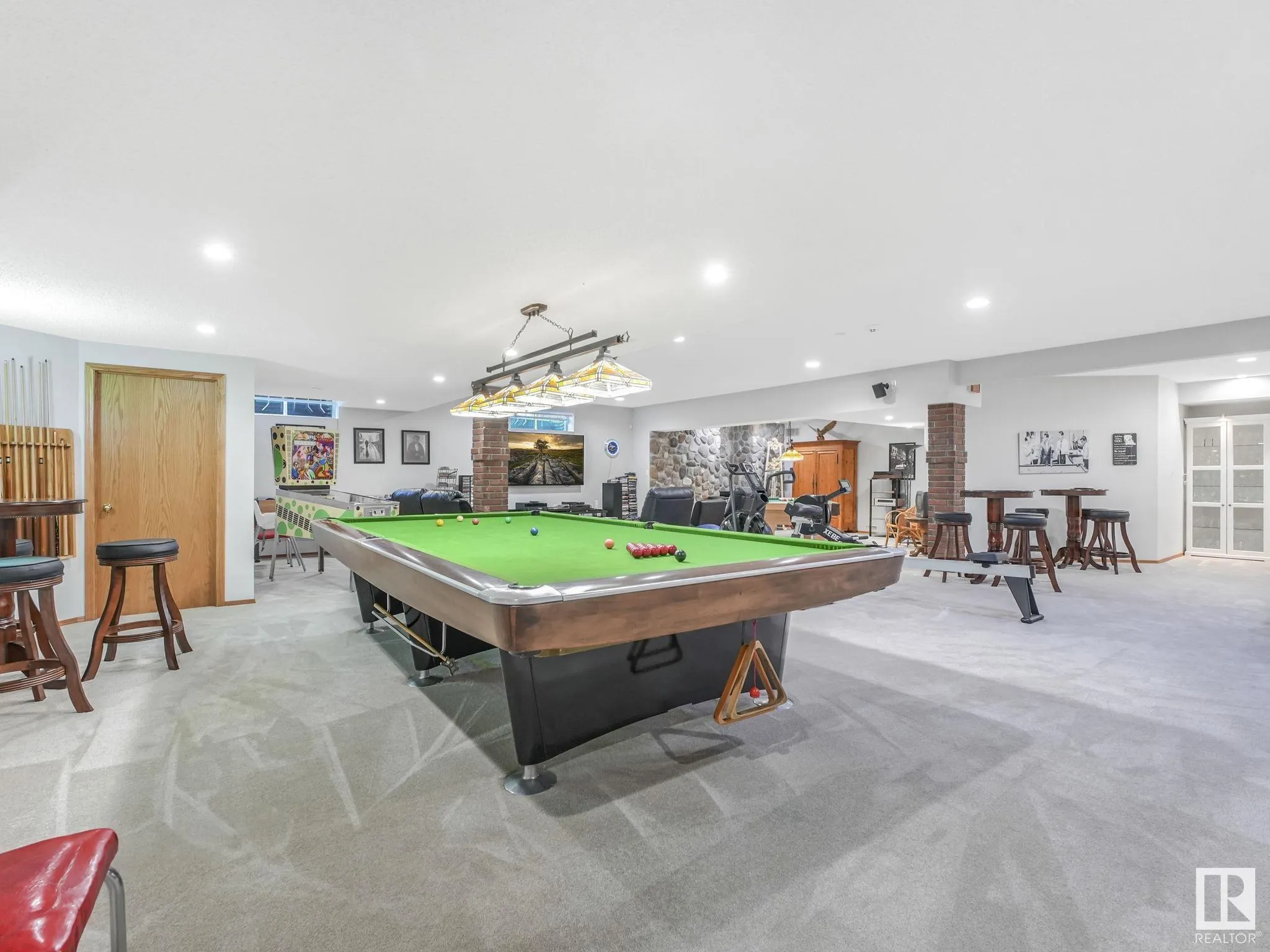 382 ESTATE Drive