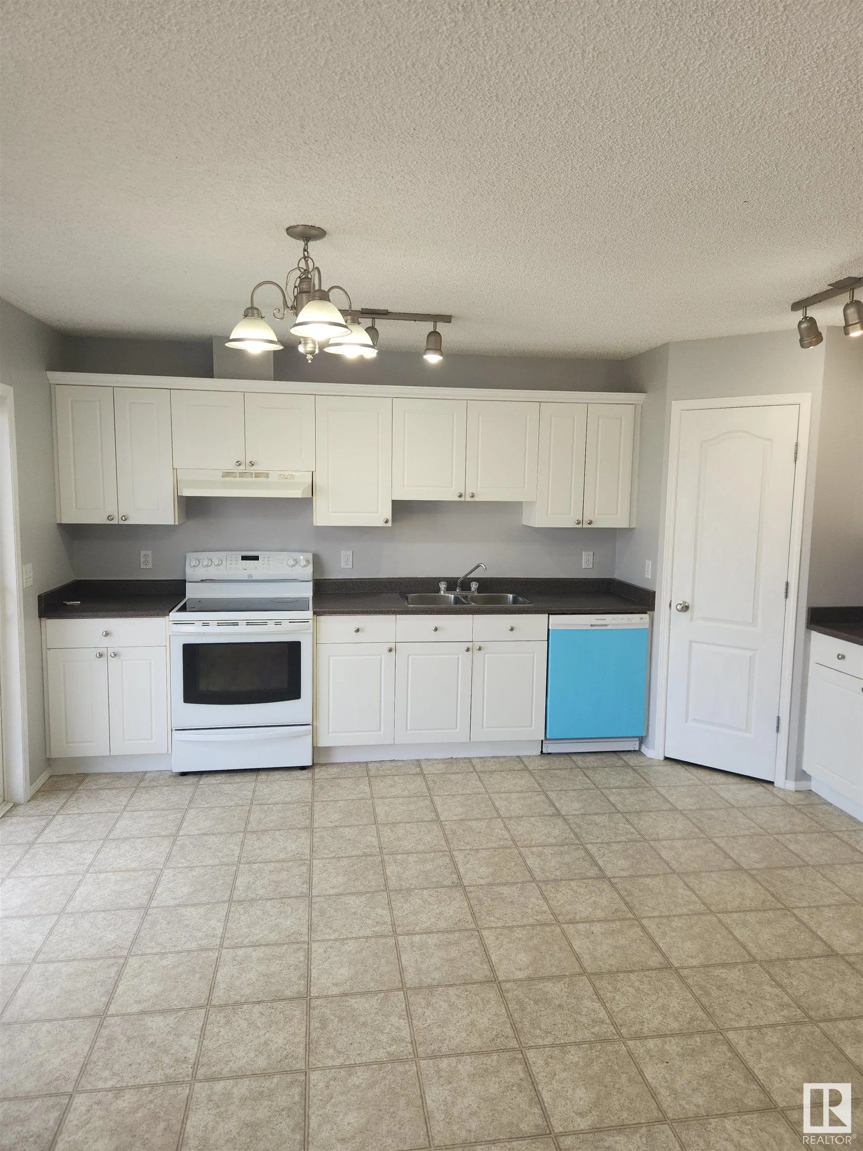3 GROVE MEADOW Drive