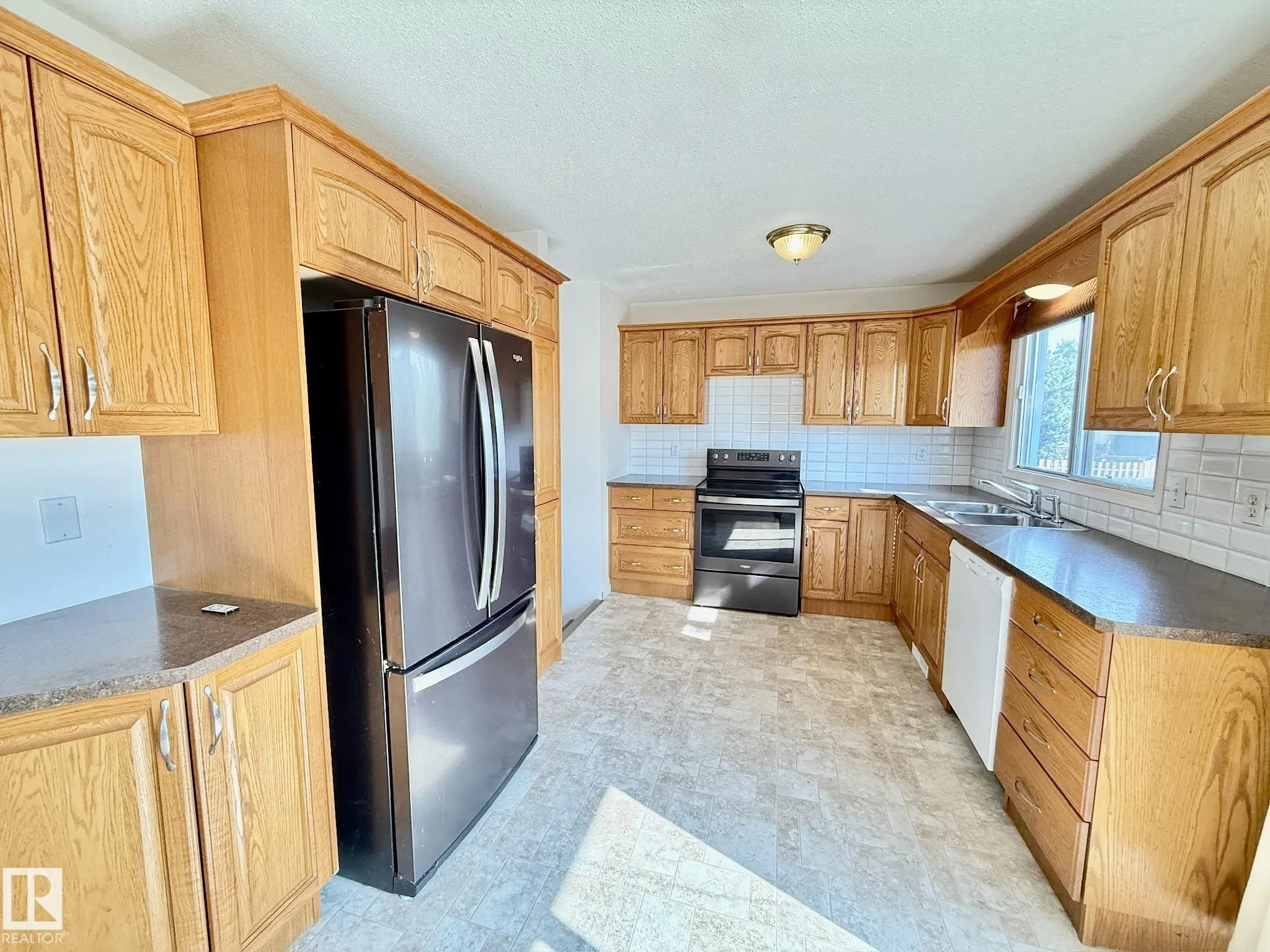 29 CAMELOT Crescent