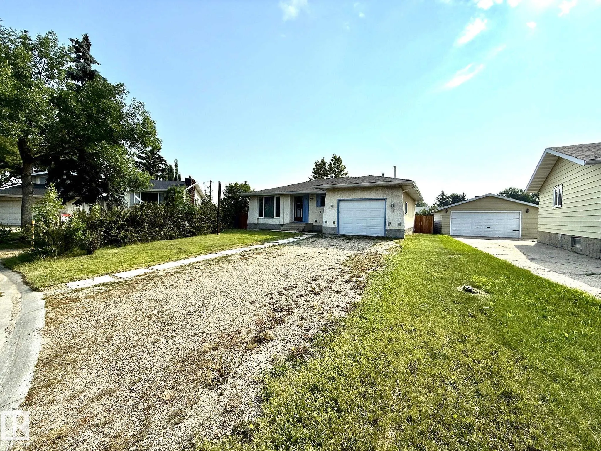 29 CAMELOT Crescent