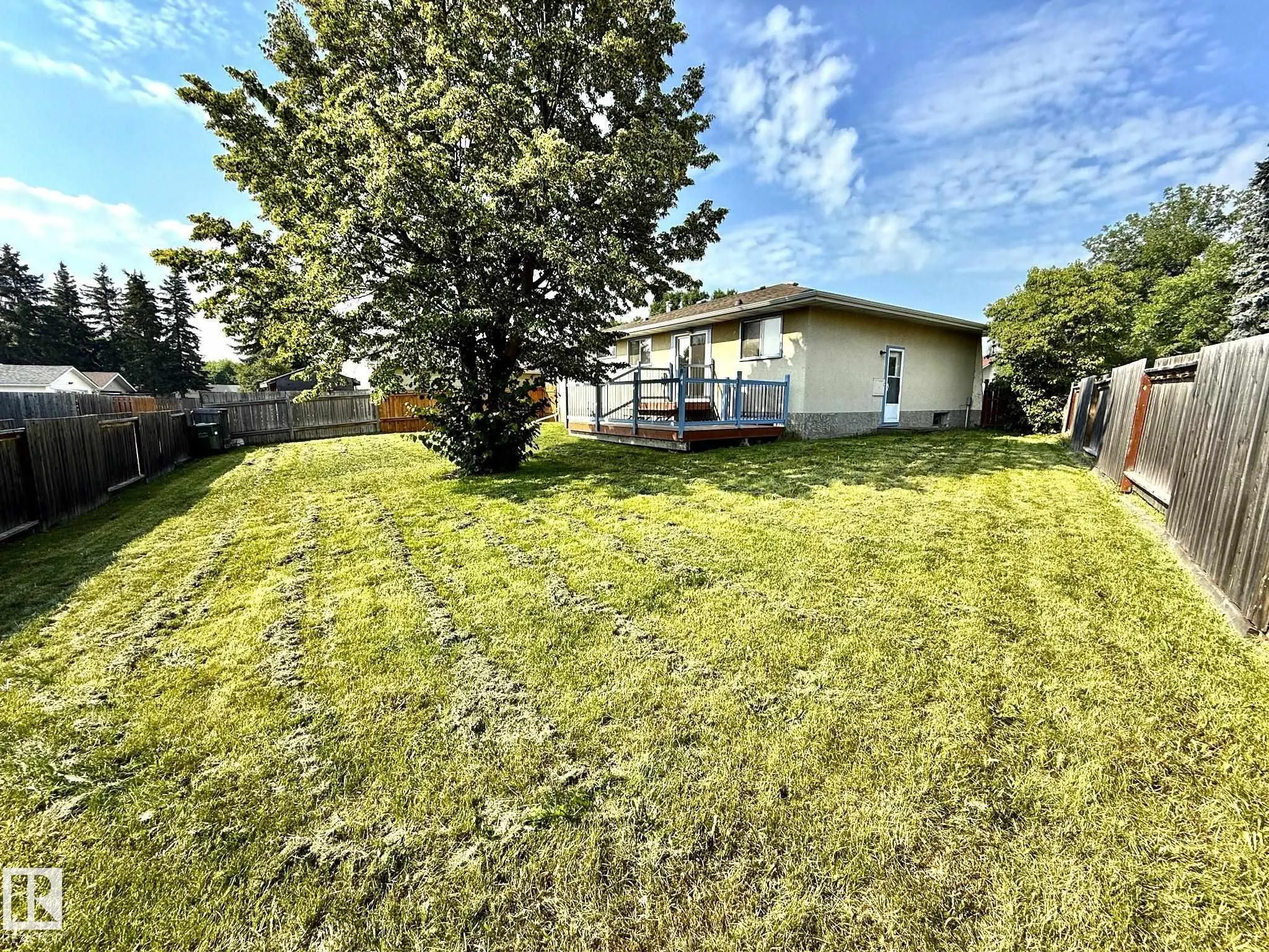29 CAMELOT Crescent