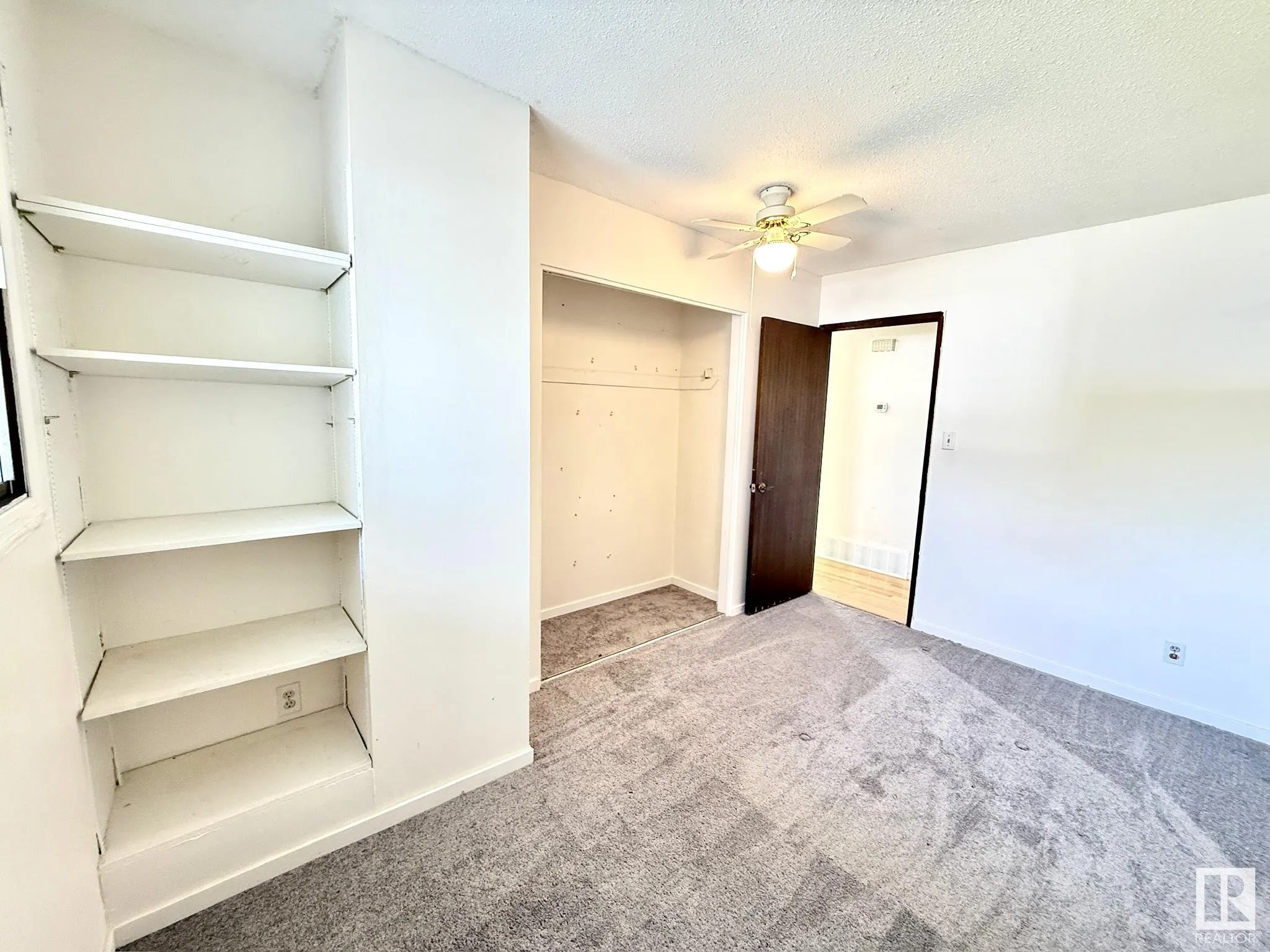 29 CAMELOT Crescent