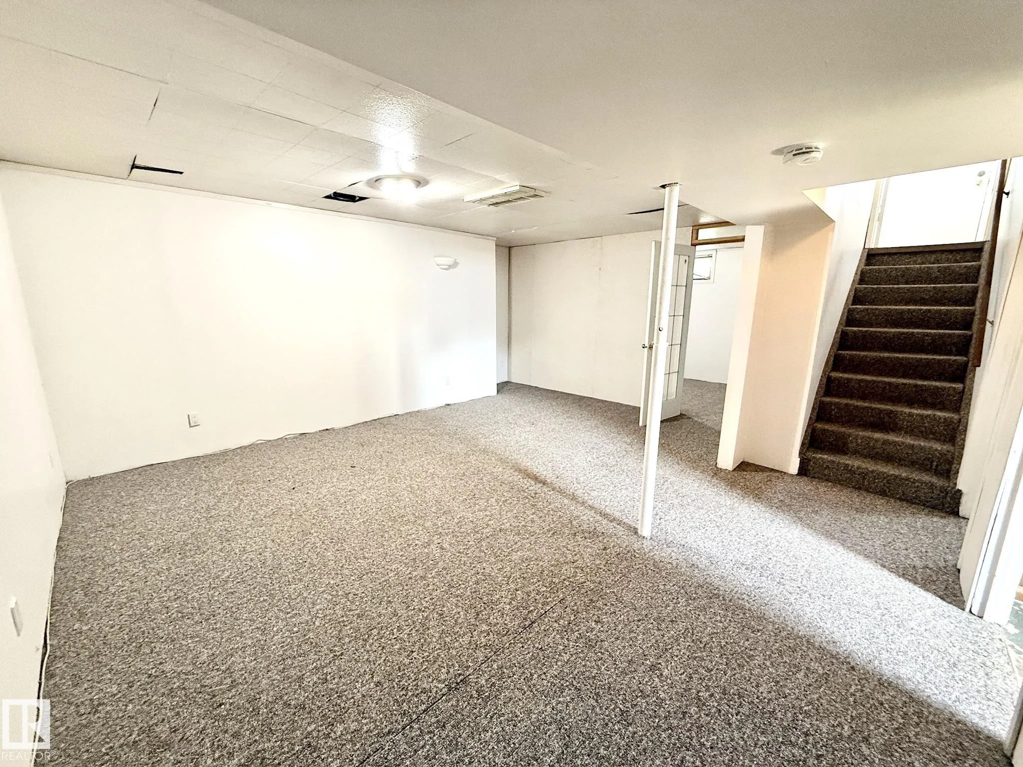 29 CAMELOT Crescent