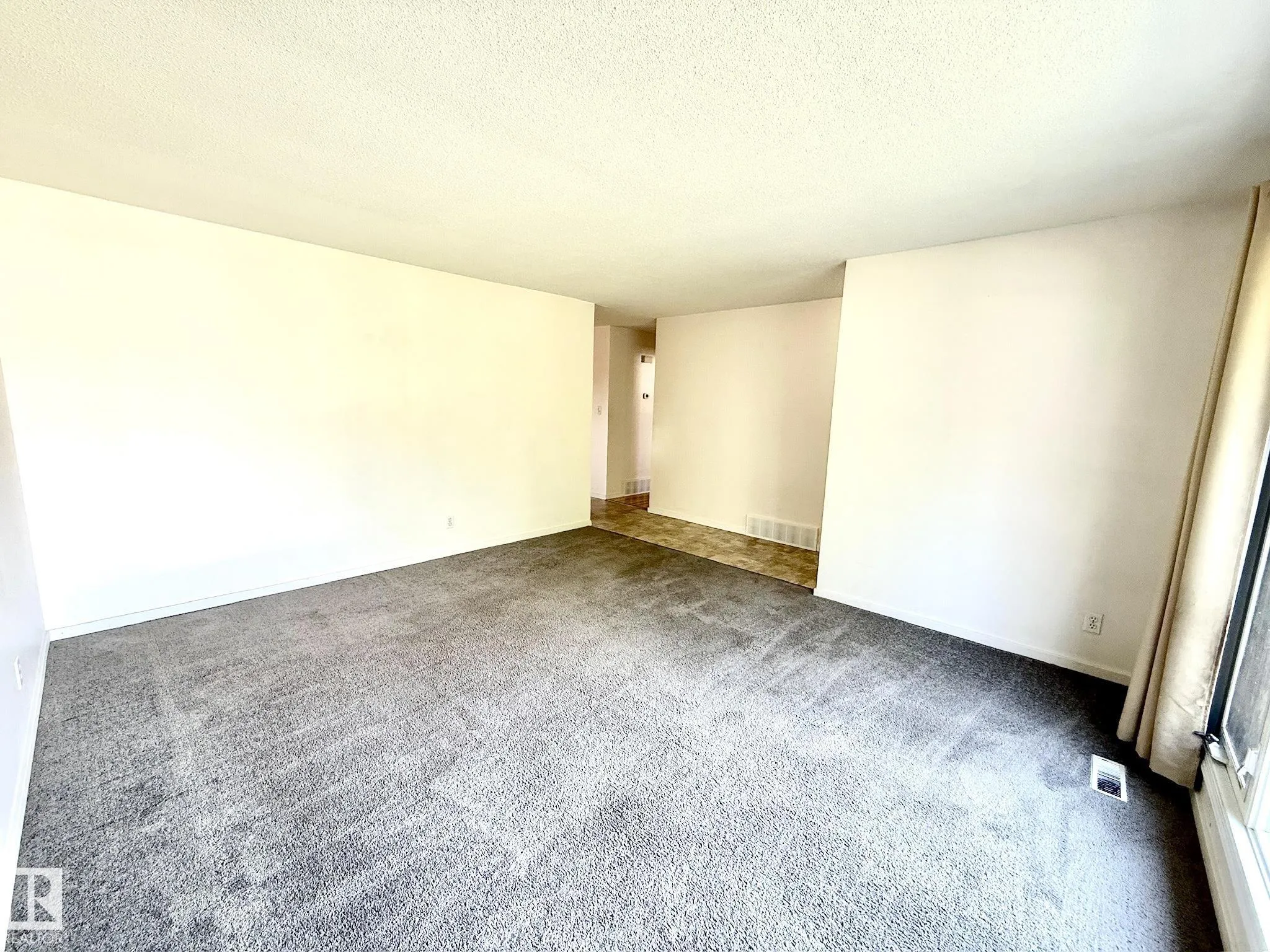 29 CAMELOT Crescent