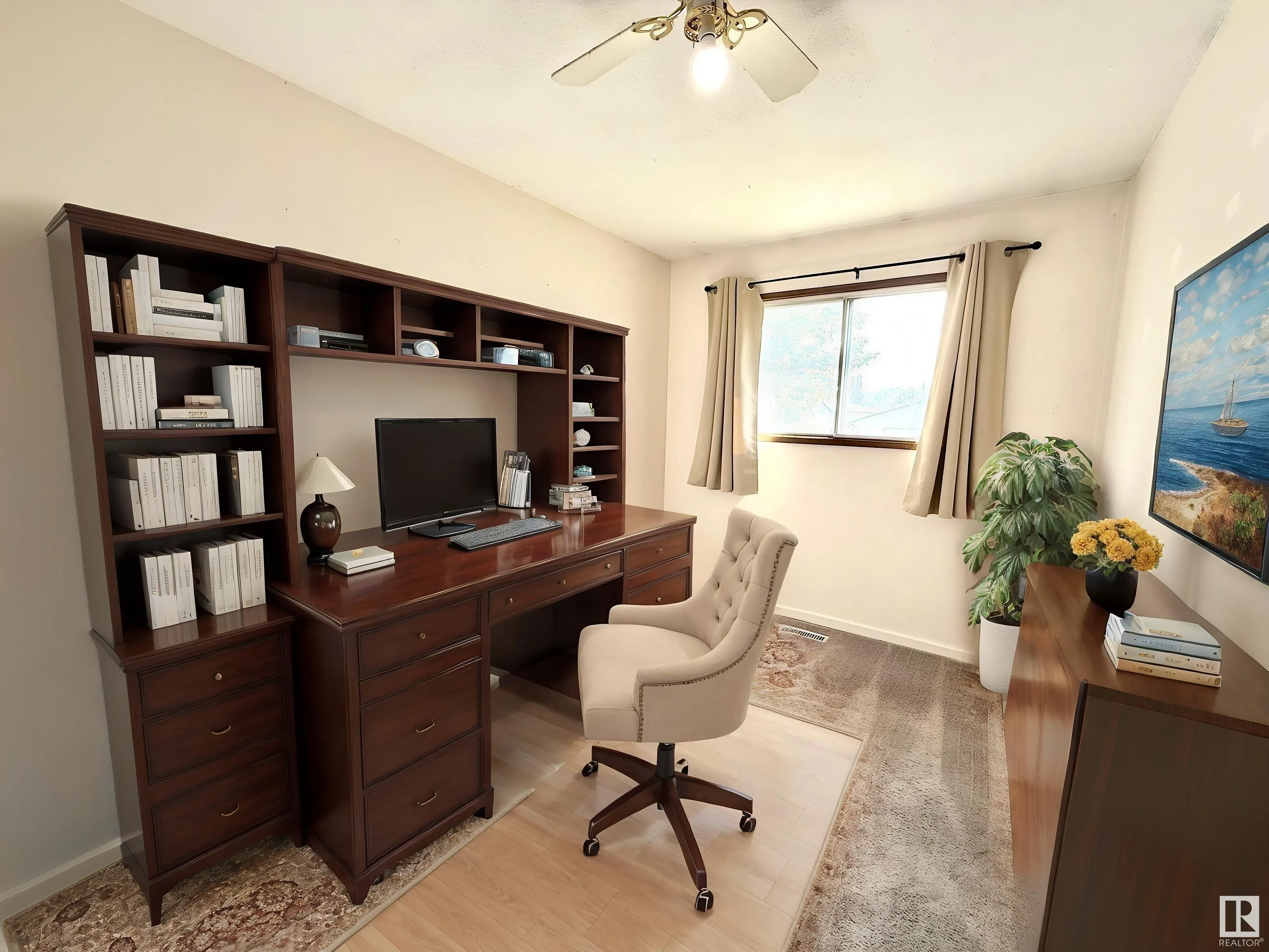 29 CAMELOT Crescent