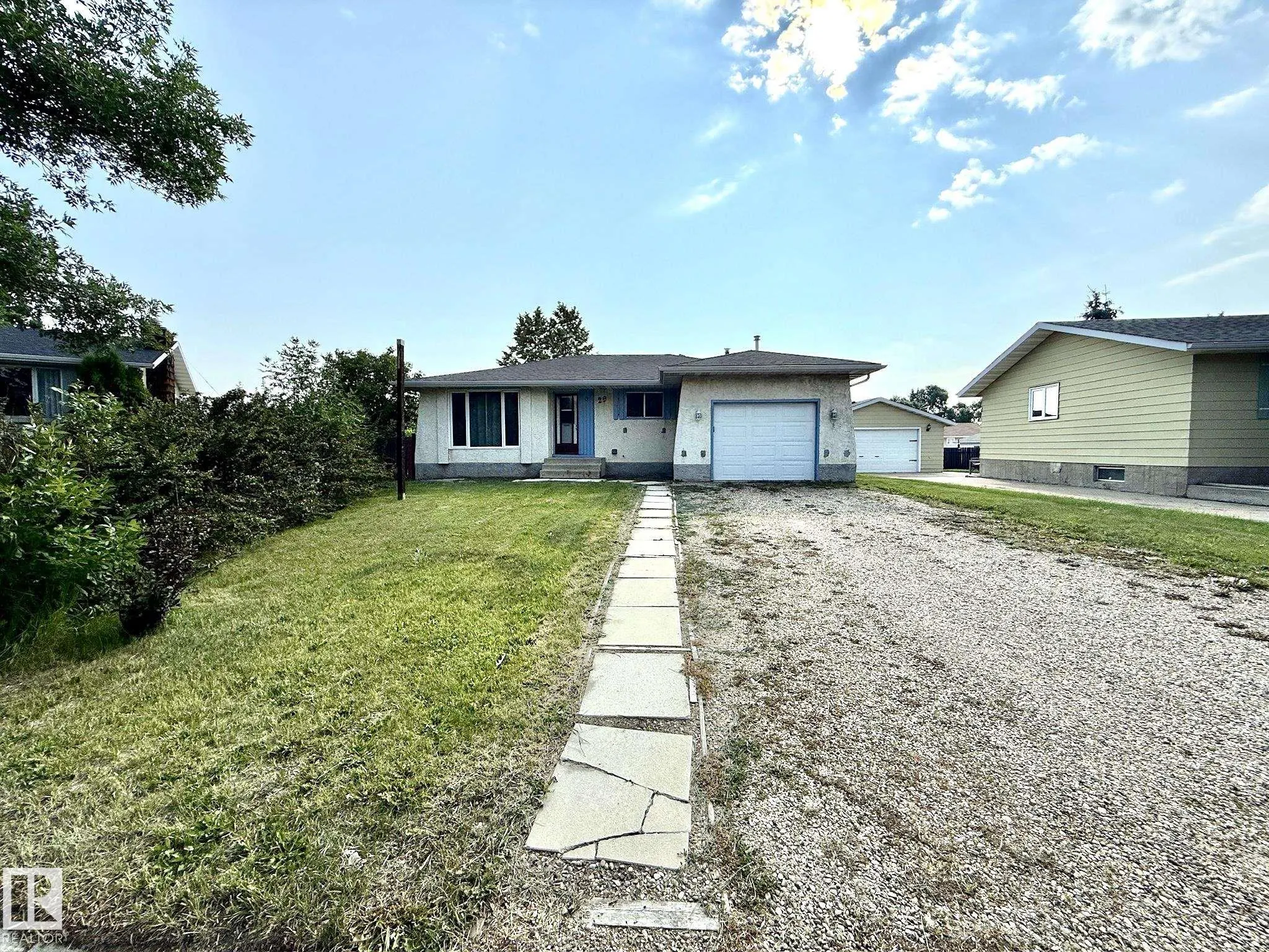 29 CAMELOT Crescent
