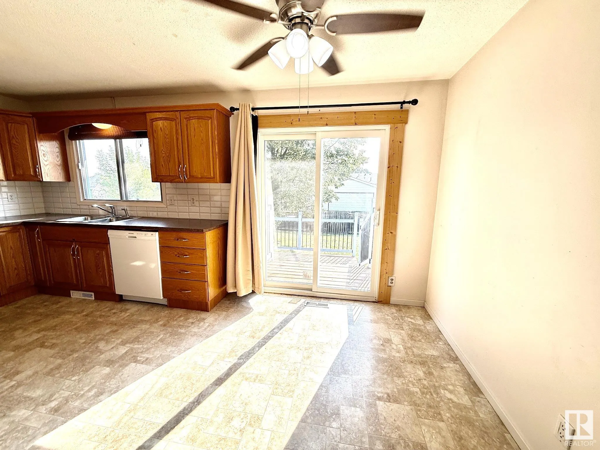 29 CAMELOT Crescent