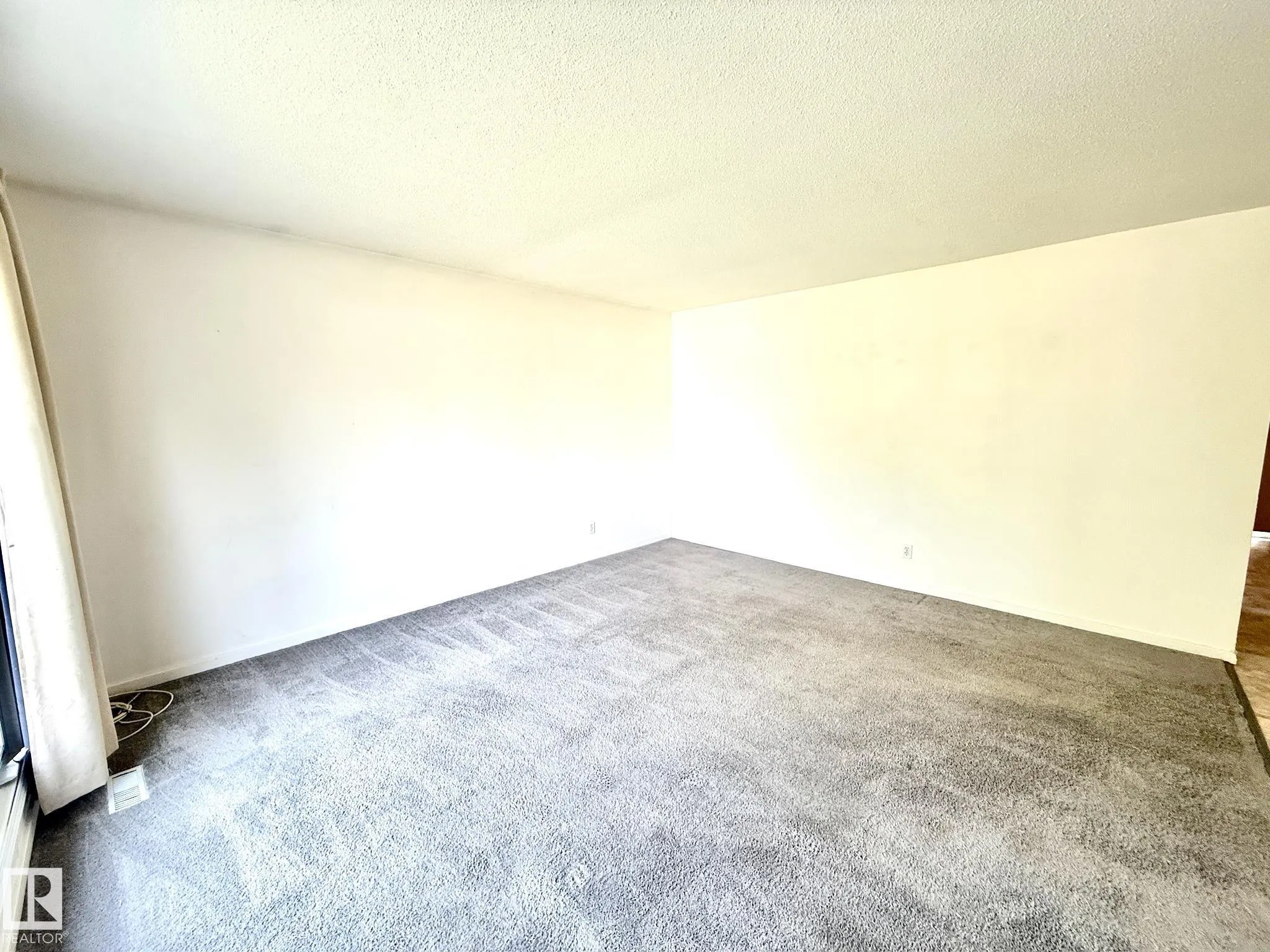 29 CAMELOT Crescent