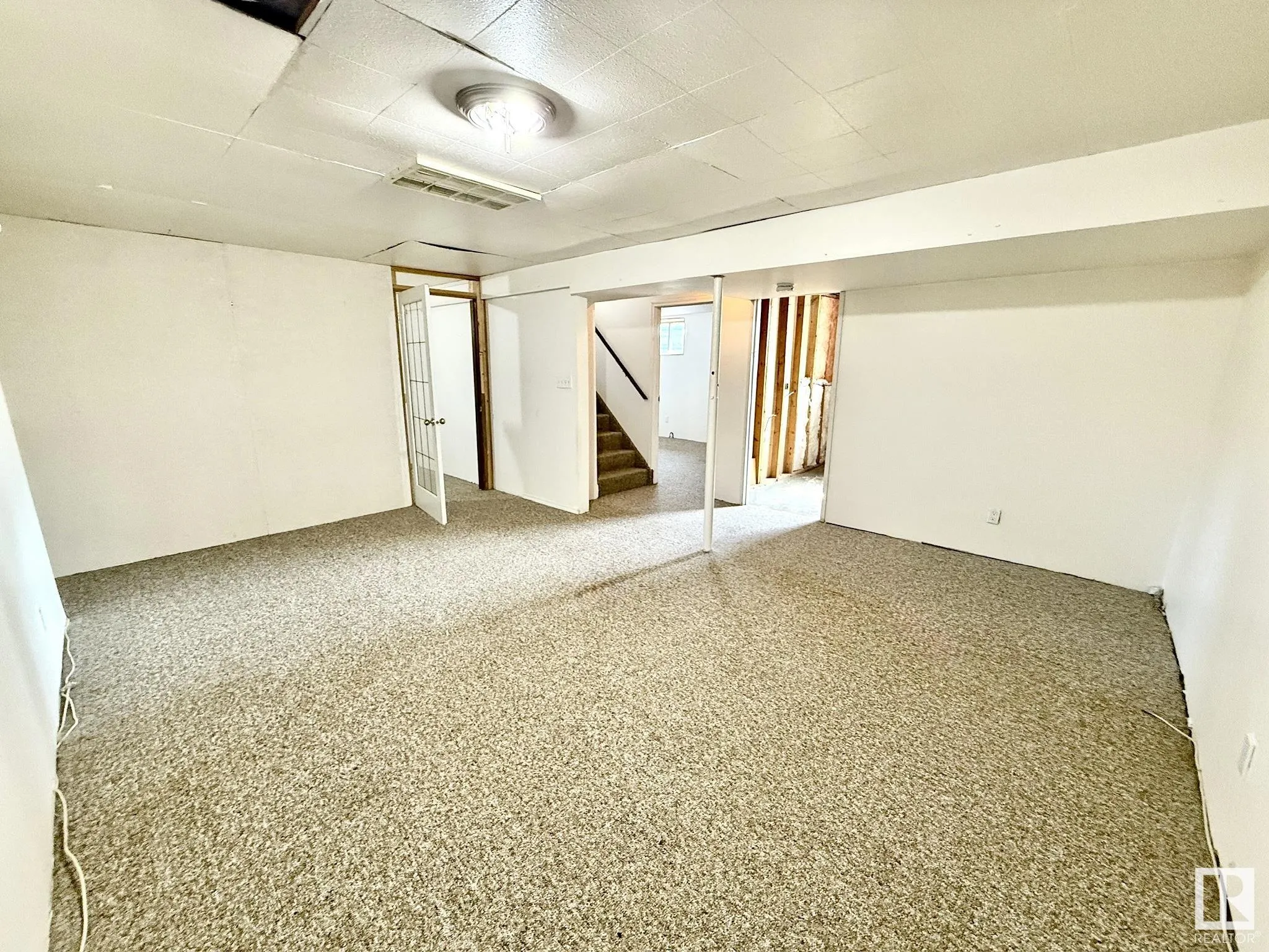 29 CAMELOT Crescent