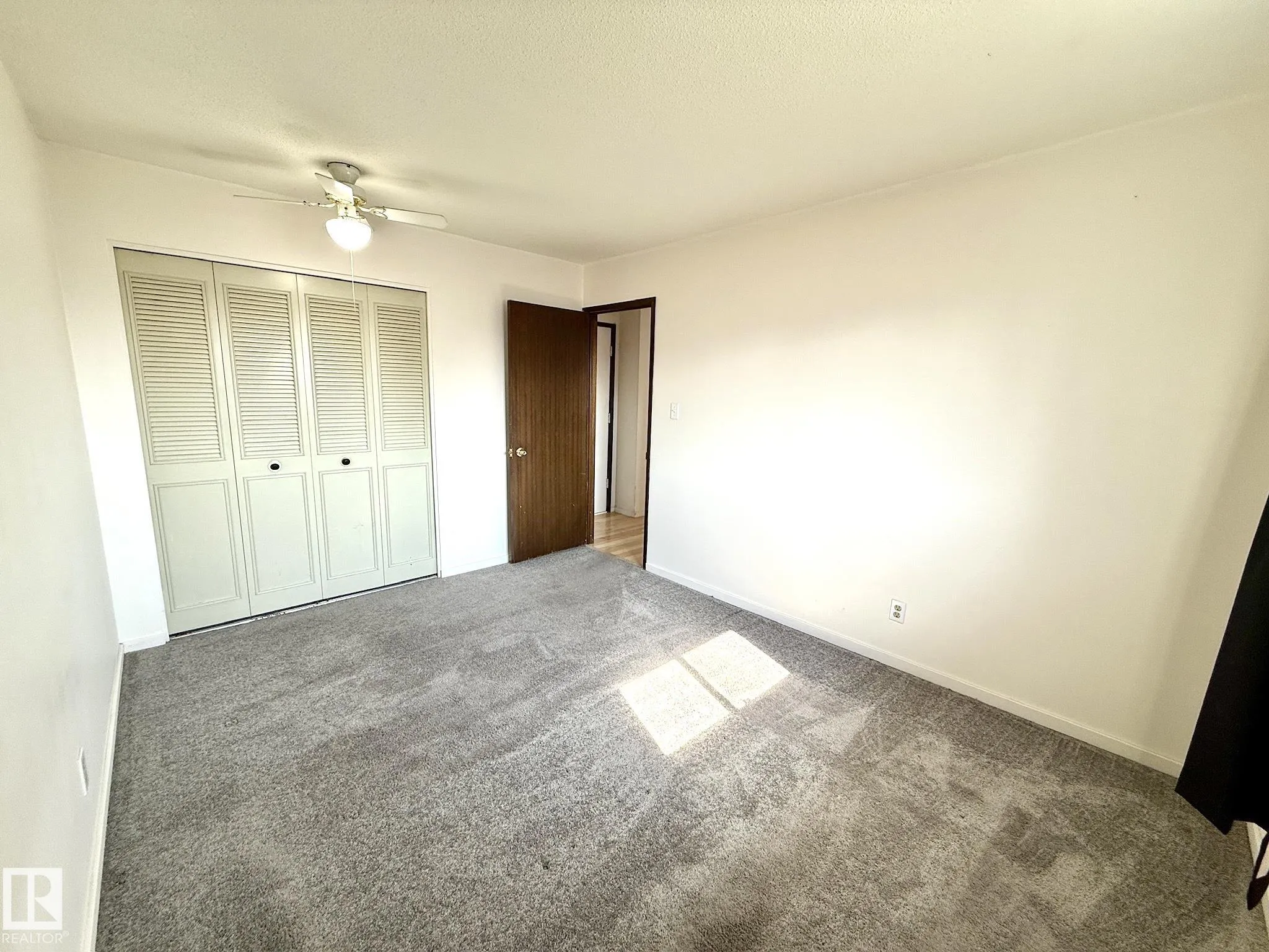 29 CAMELOT Crescent