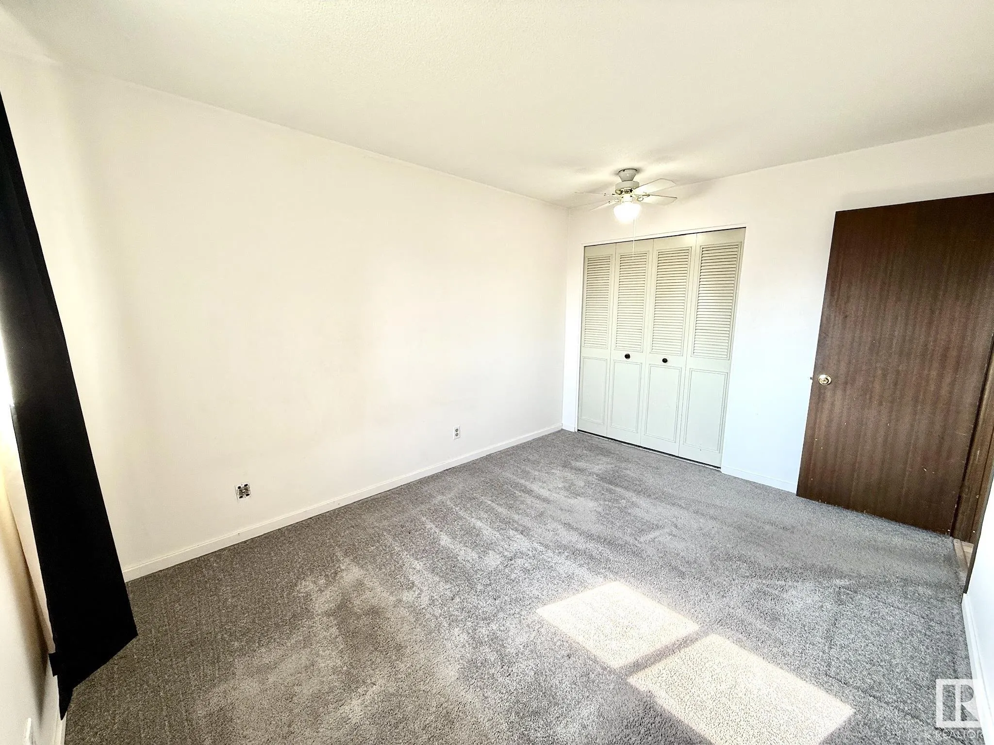 29 CAMELOT Crescent