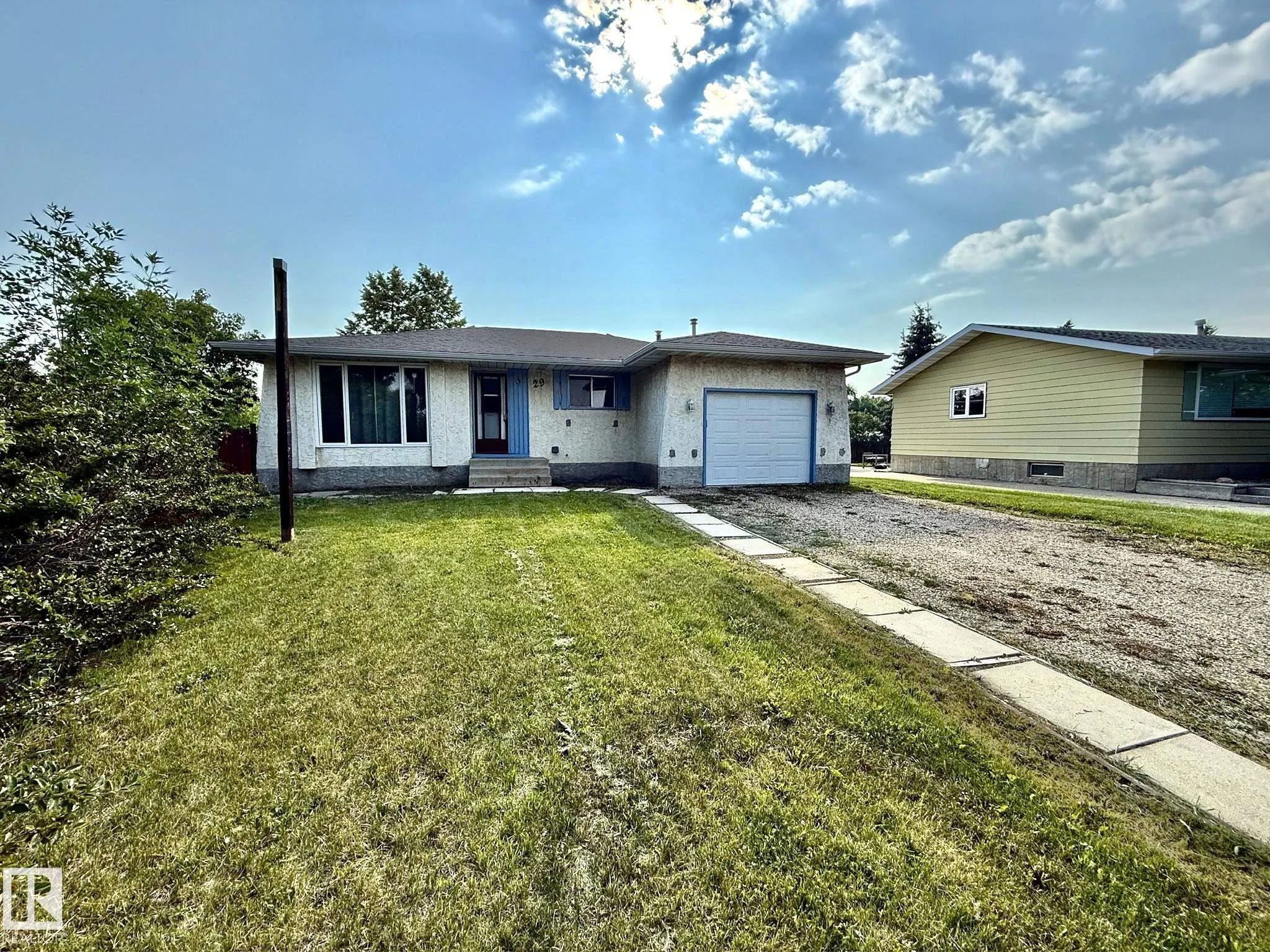 29 CAMELOT Crescent