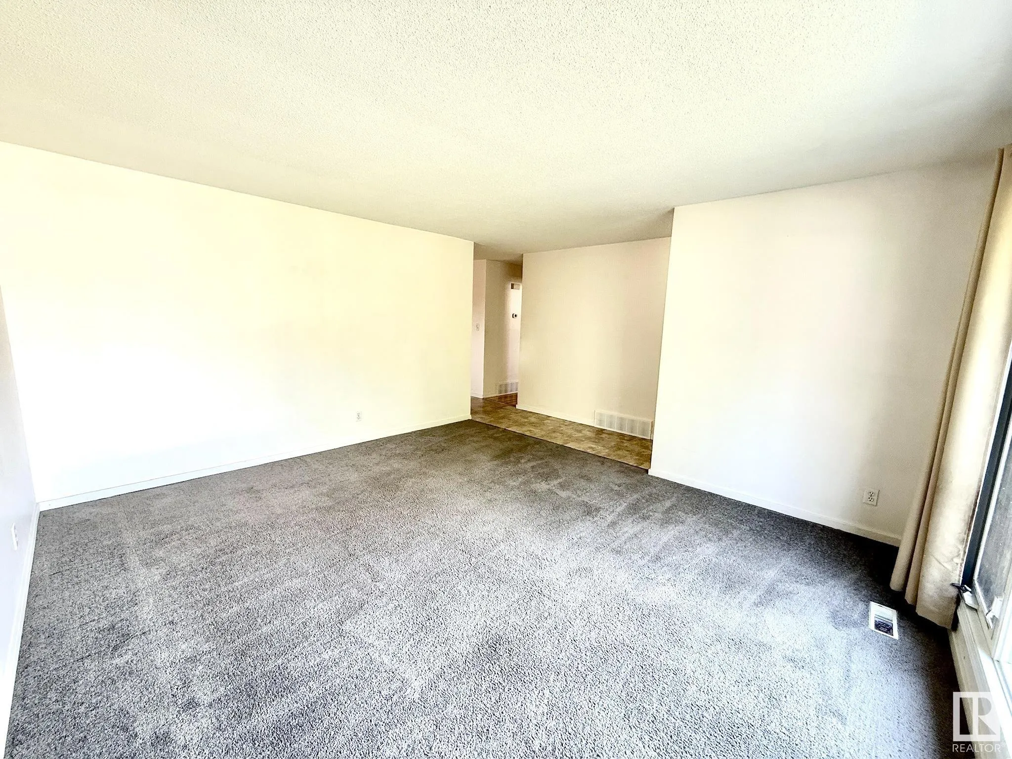 29 CAMELOT Crescent