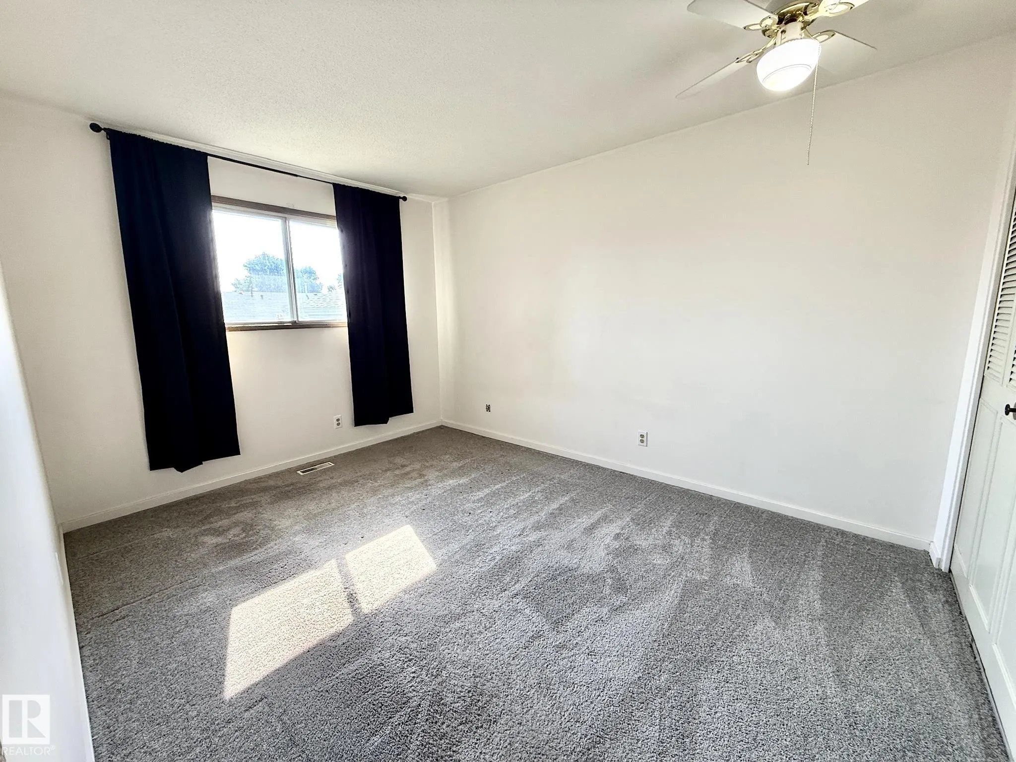 29 CAMELOT Crescent