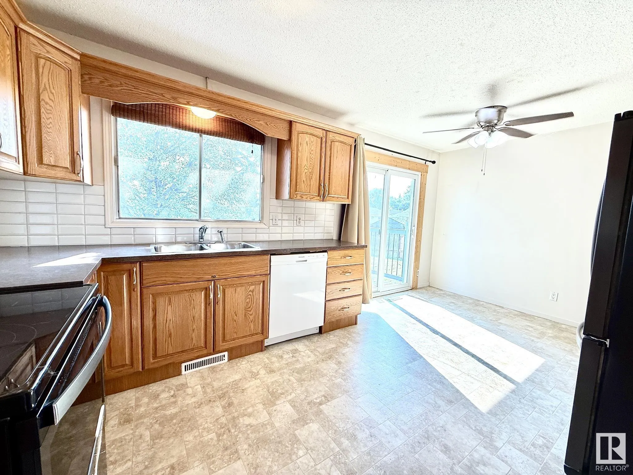 29 CAMELOT Crescent
