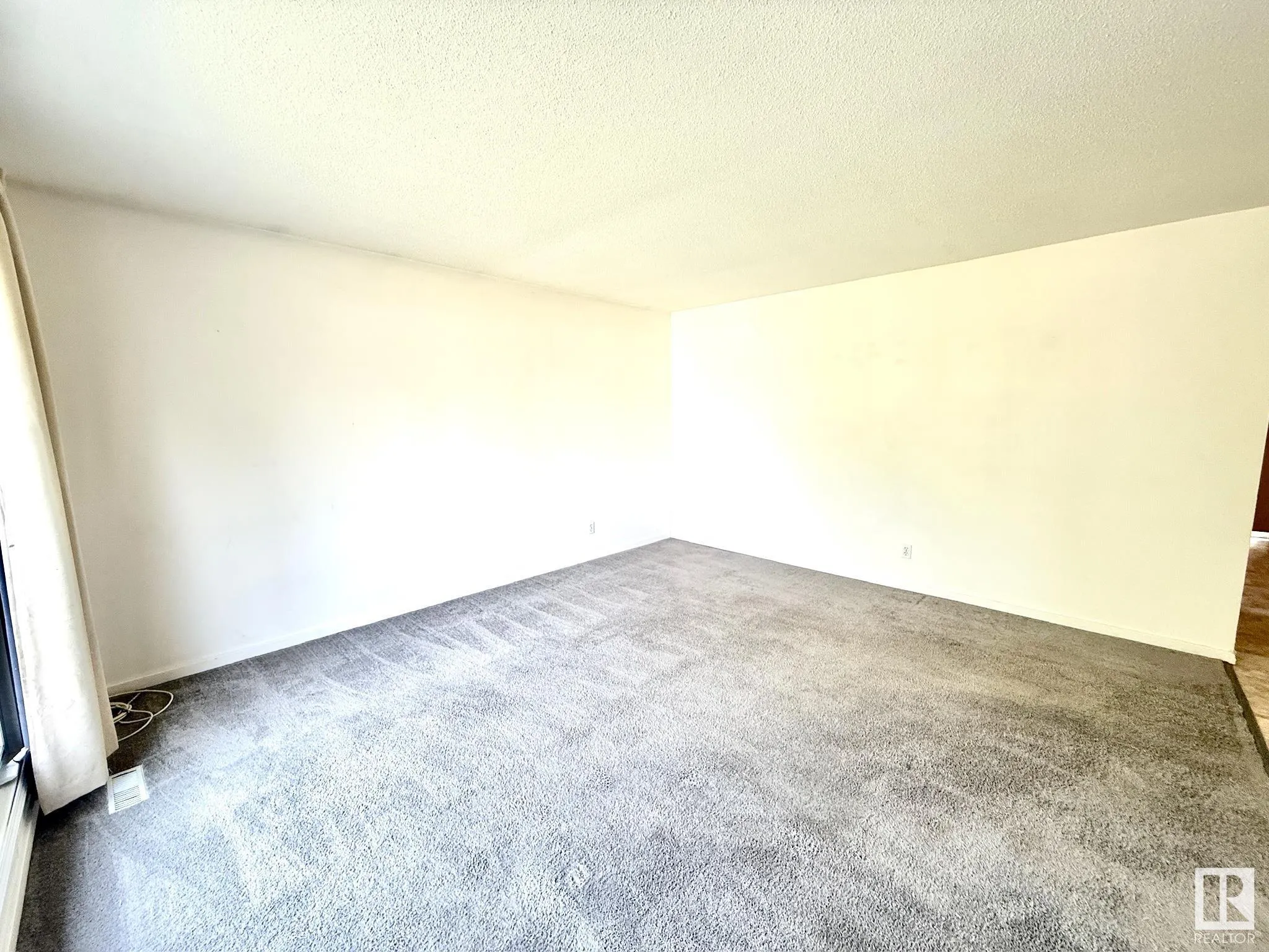 29 CAMELOT Crescent