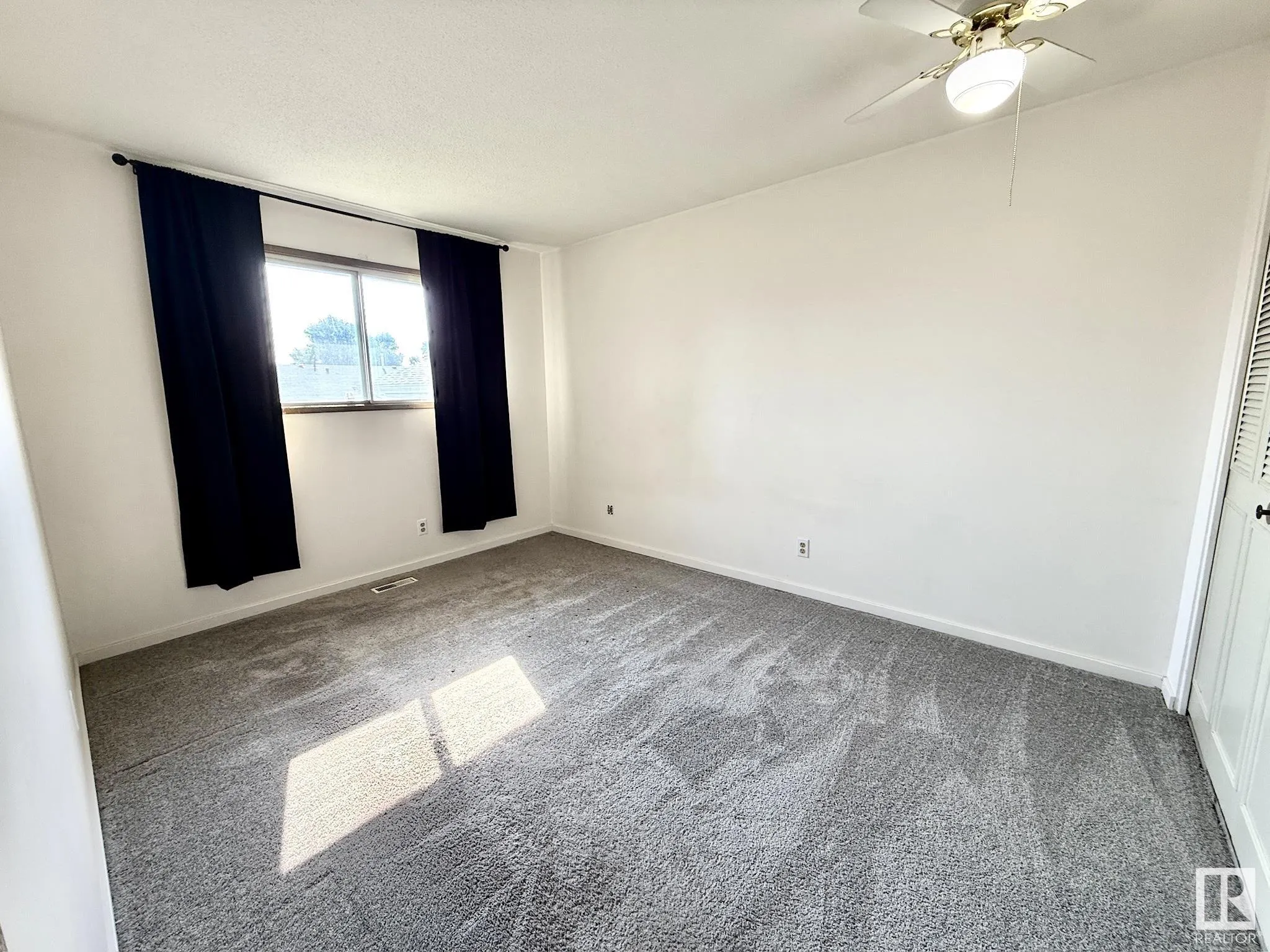 29 CAMELOT Crescent