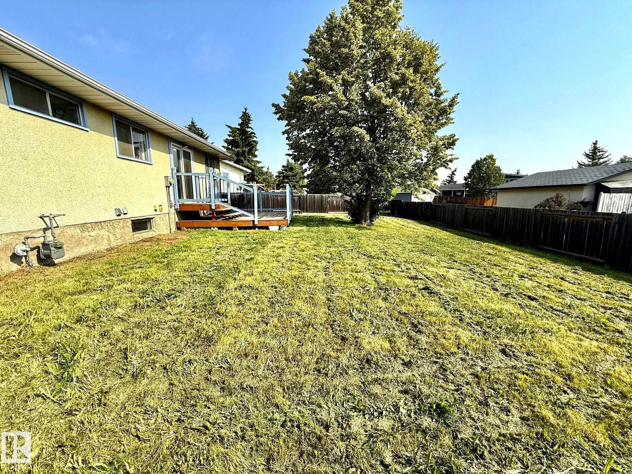 29 CAMELOT Crescent