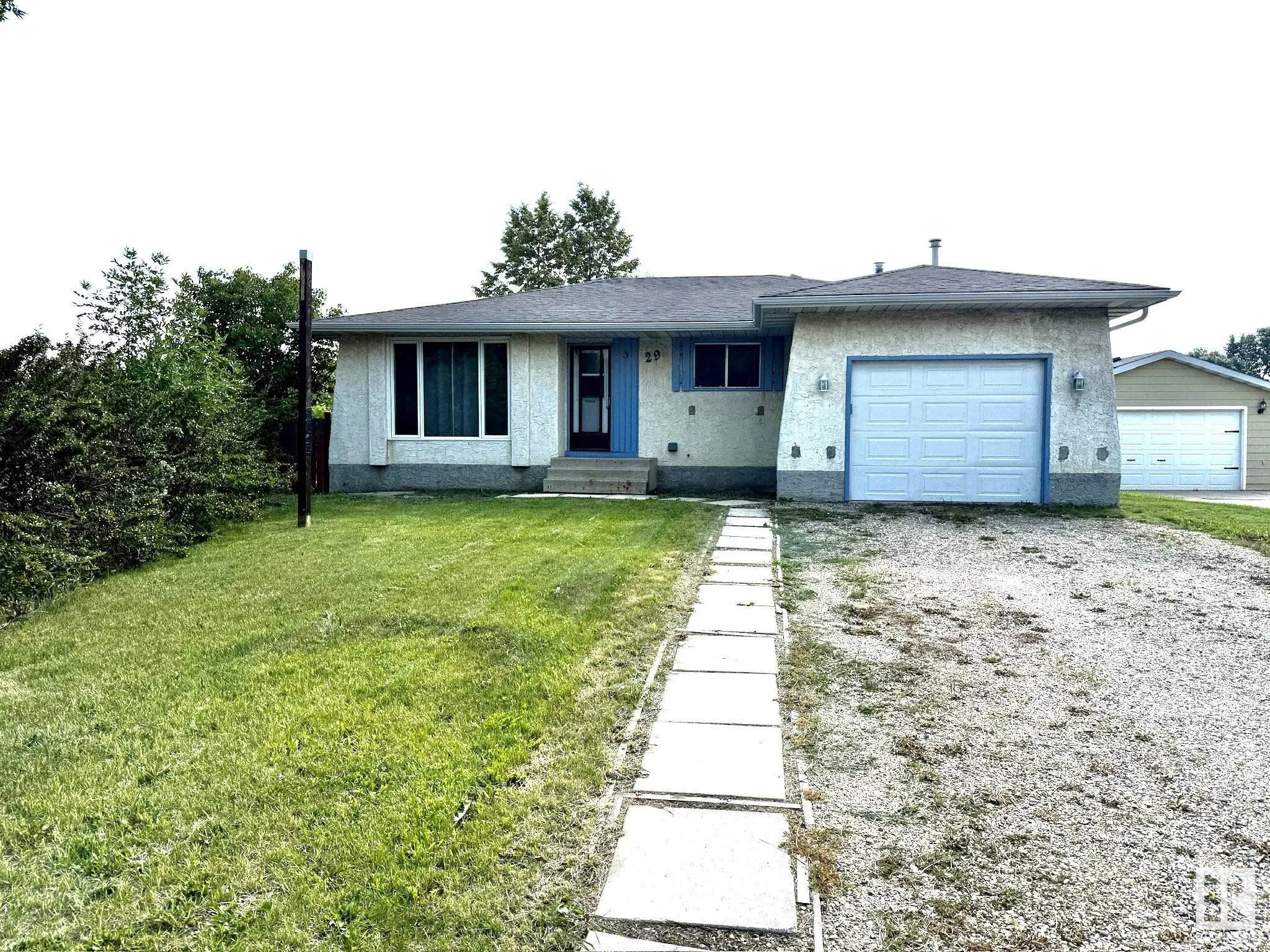 29 CAMELOT Crescent