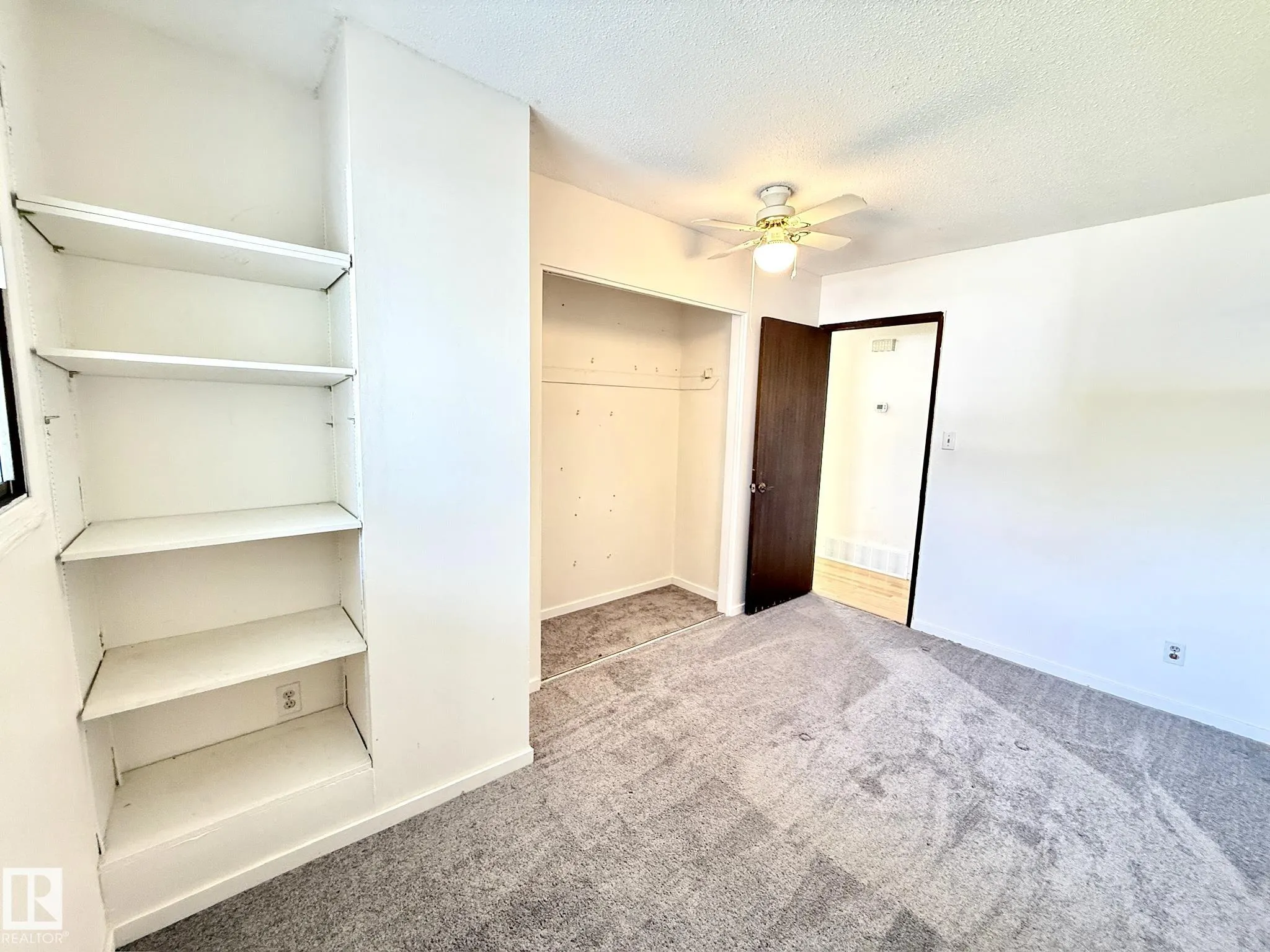 29 CAMELOT Crescent