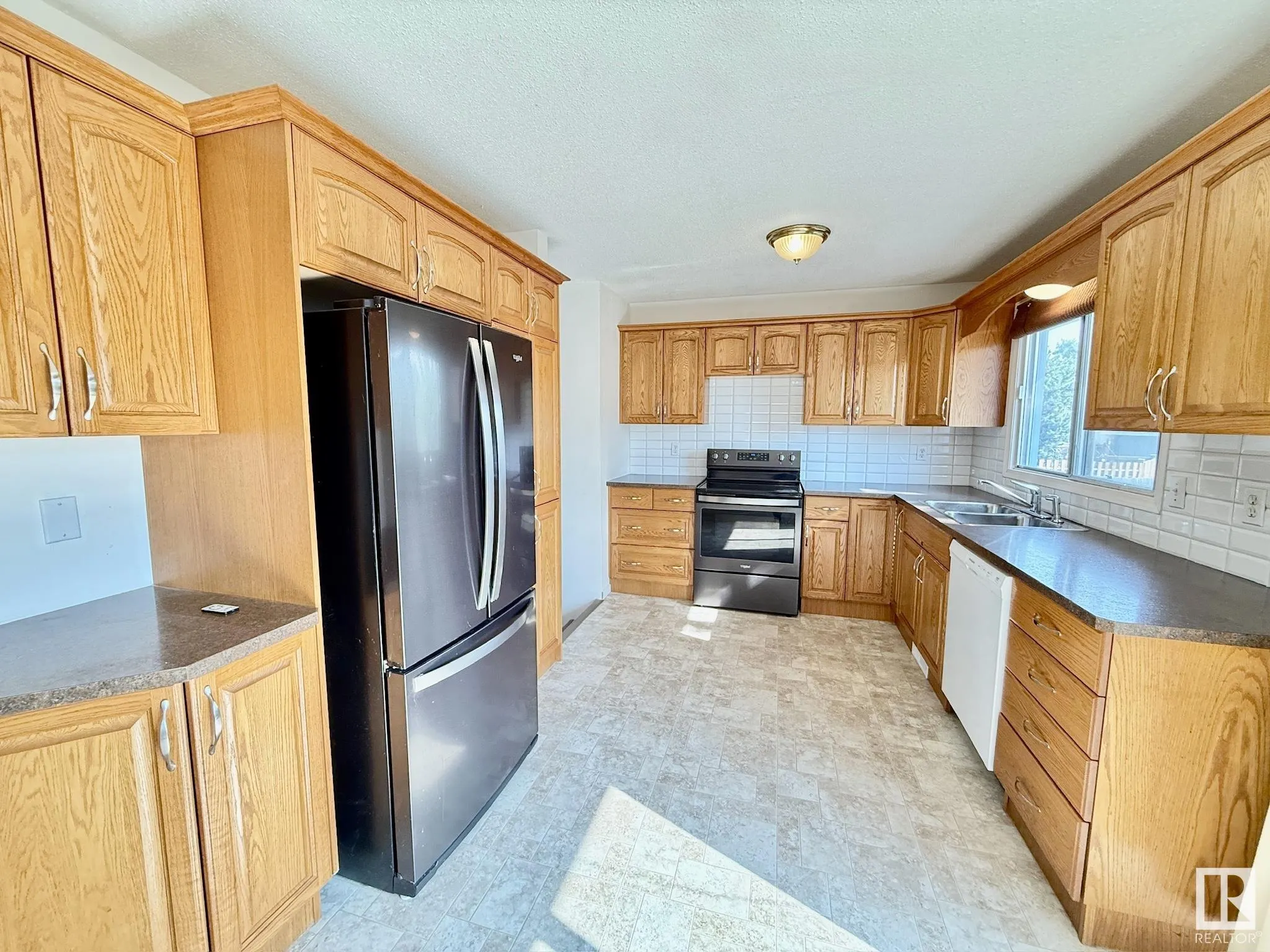 29 CAMELOT Crescent