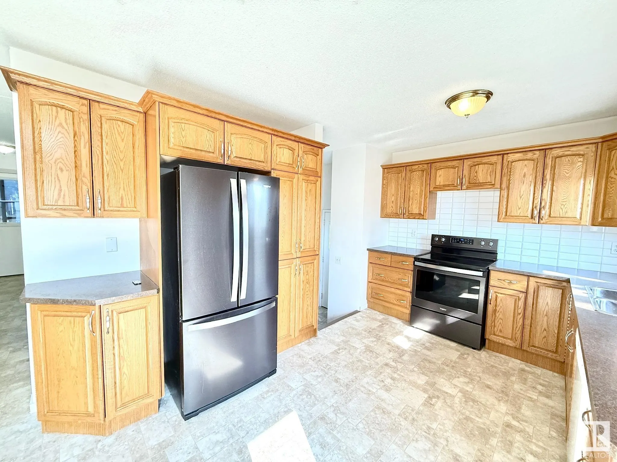 29 CAMELOT Crescent