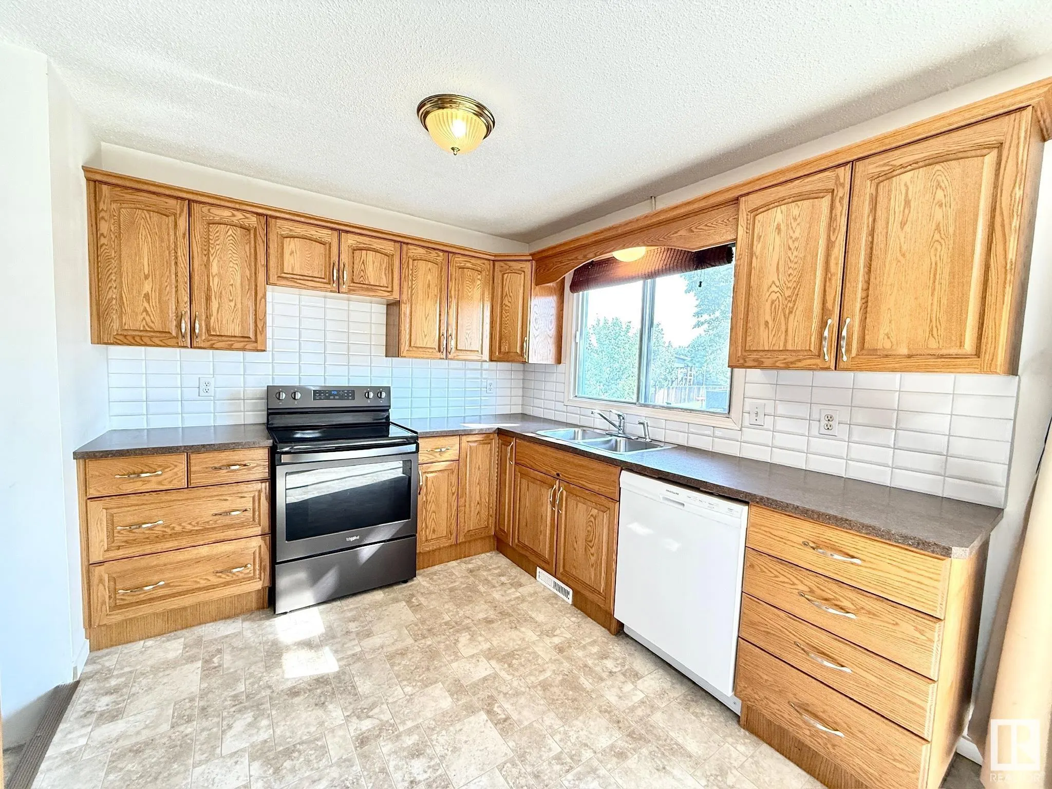 29 CAMELOT Crescent