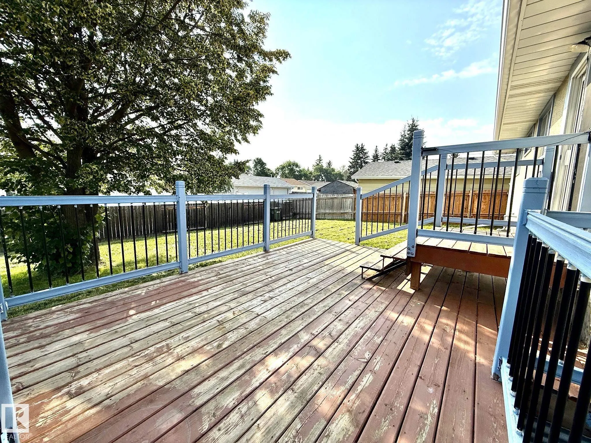 29 CAMELOT Crescent