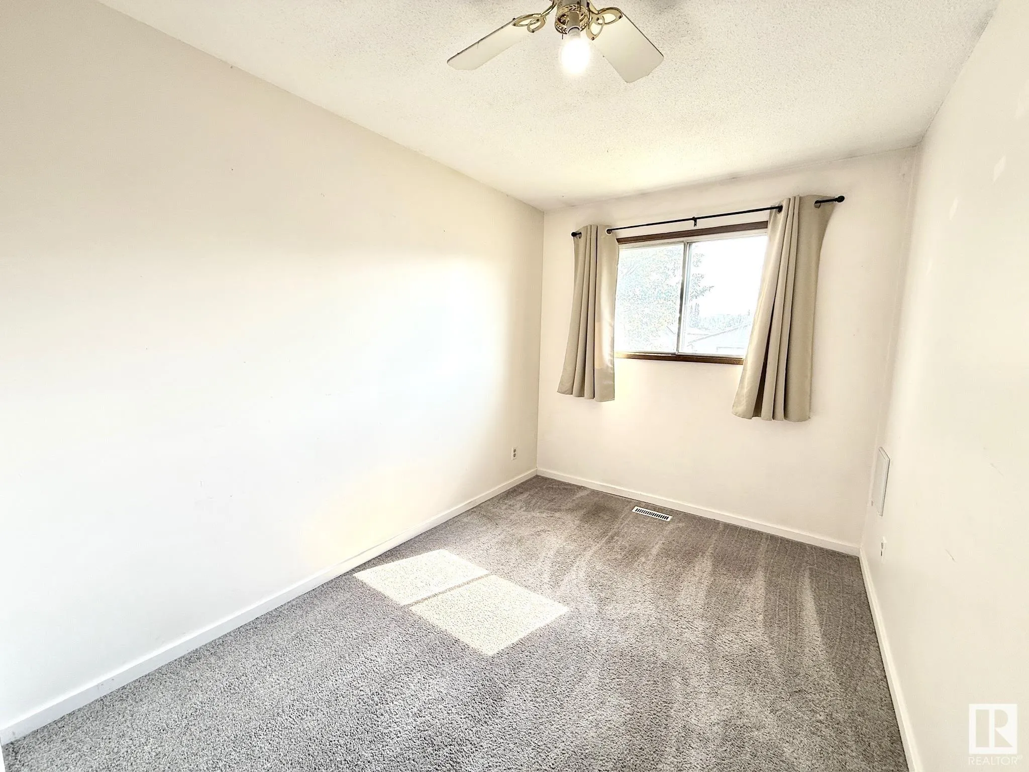 29 CAMELOT Crescent