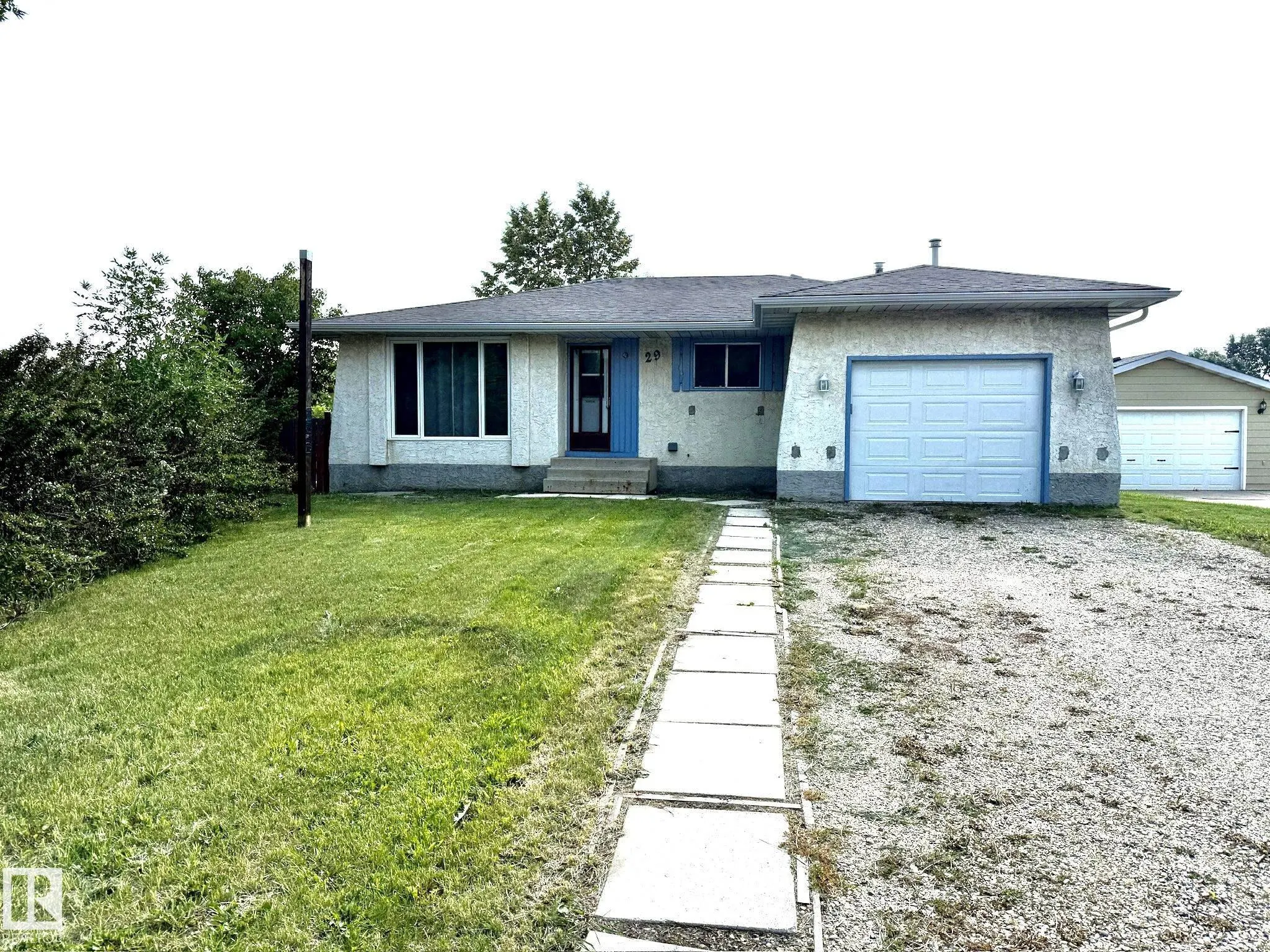 29 CAMELOT Crescent