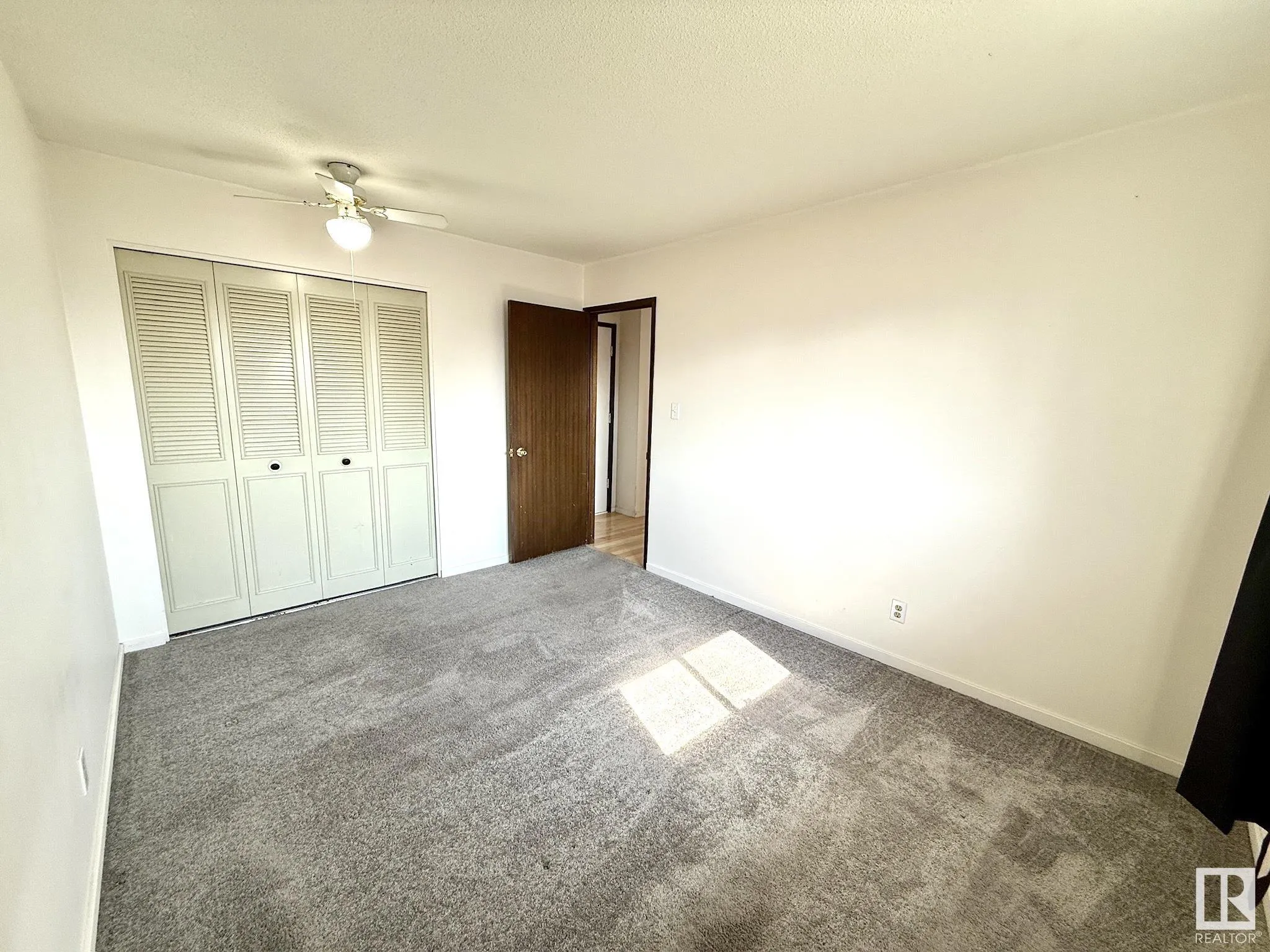29 CAMELOT Crescent