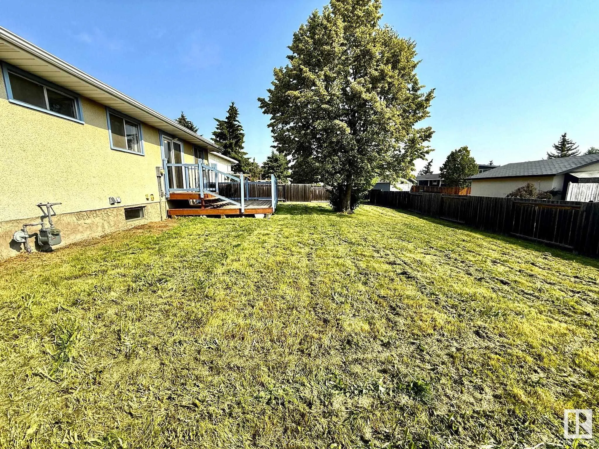 29 CAMELOT Crescent