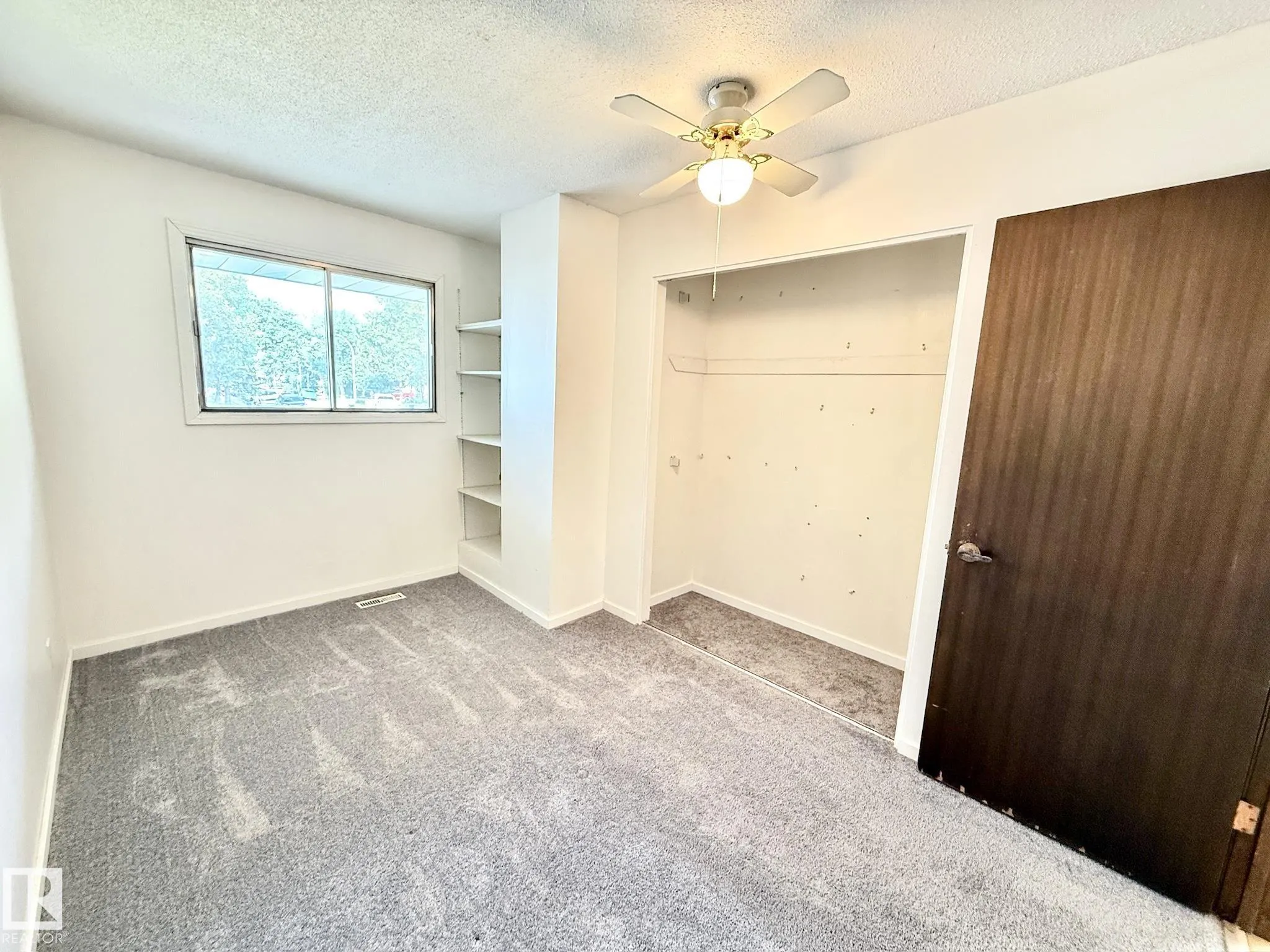29 CAMELOT Crescent