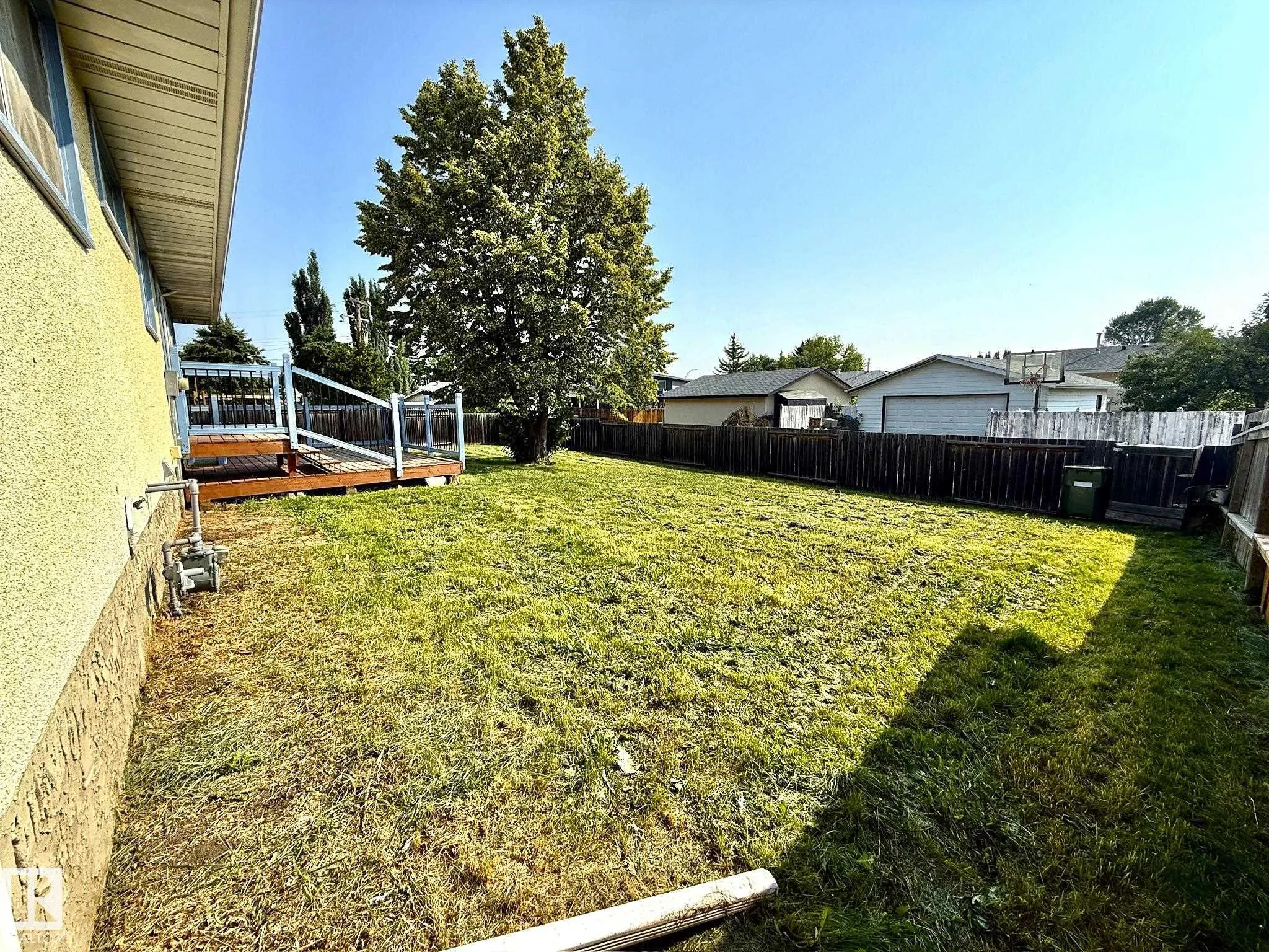 29 CAMELOT Crescent