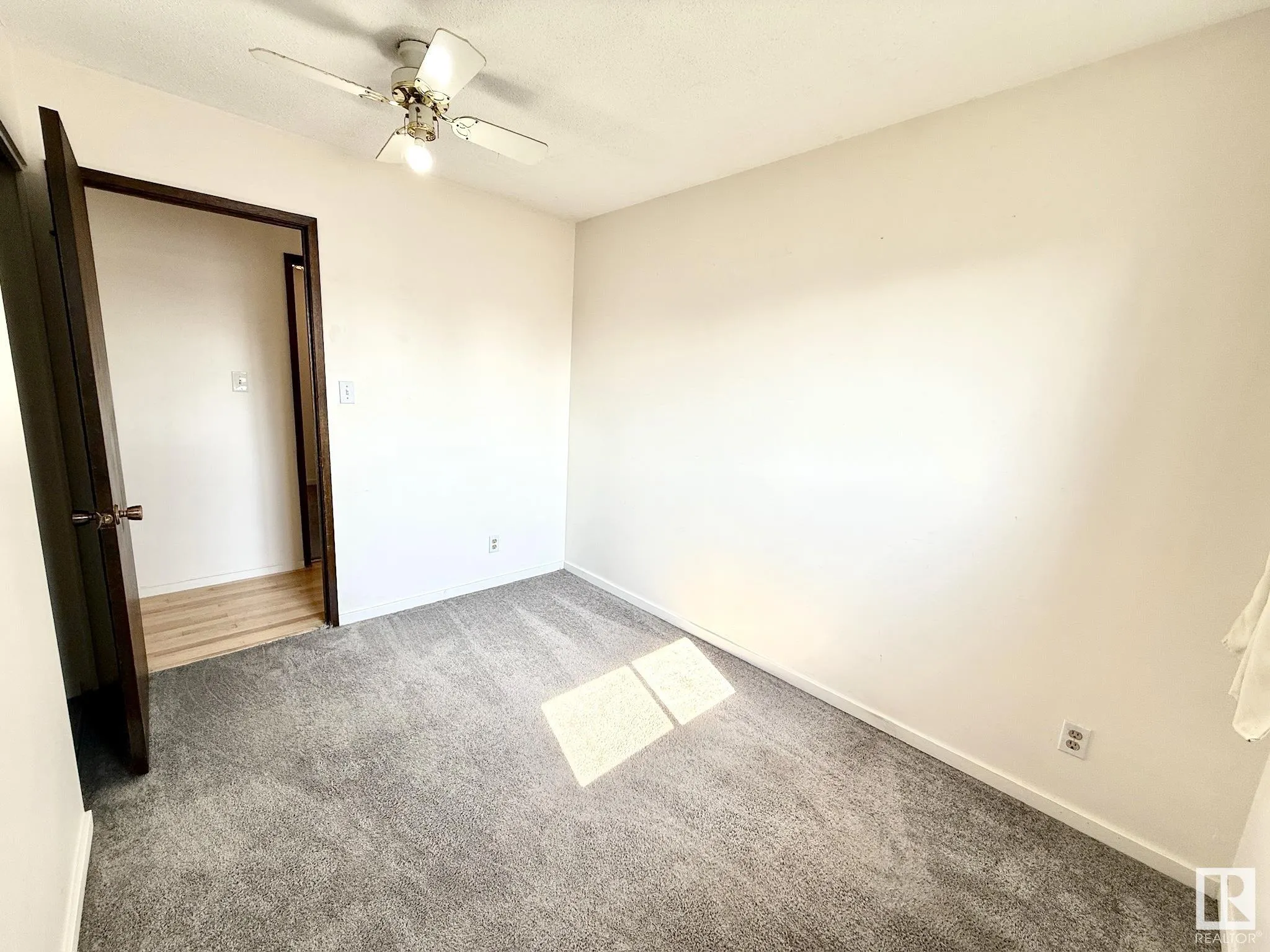 29 CAMELOT Crescent