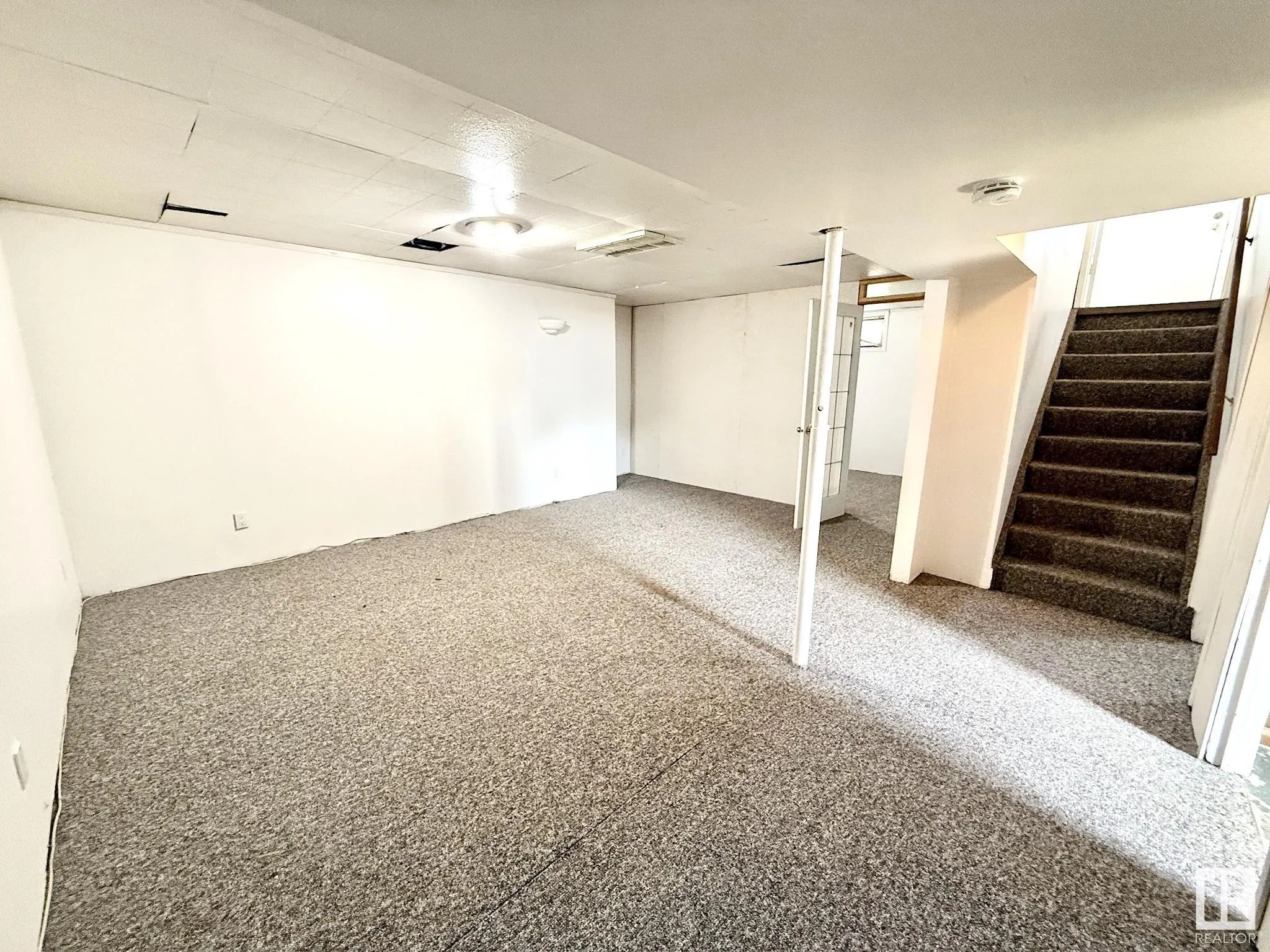 29 CAMELOT Crescent