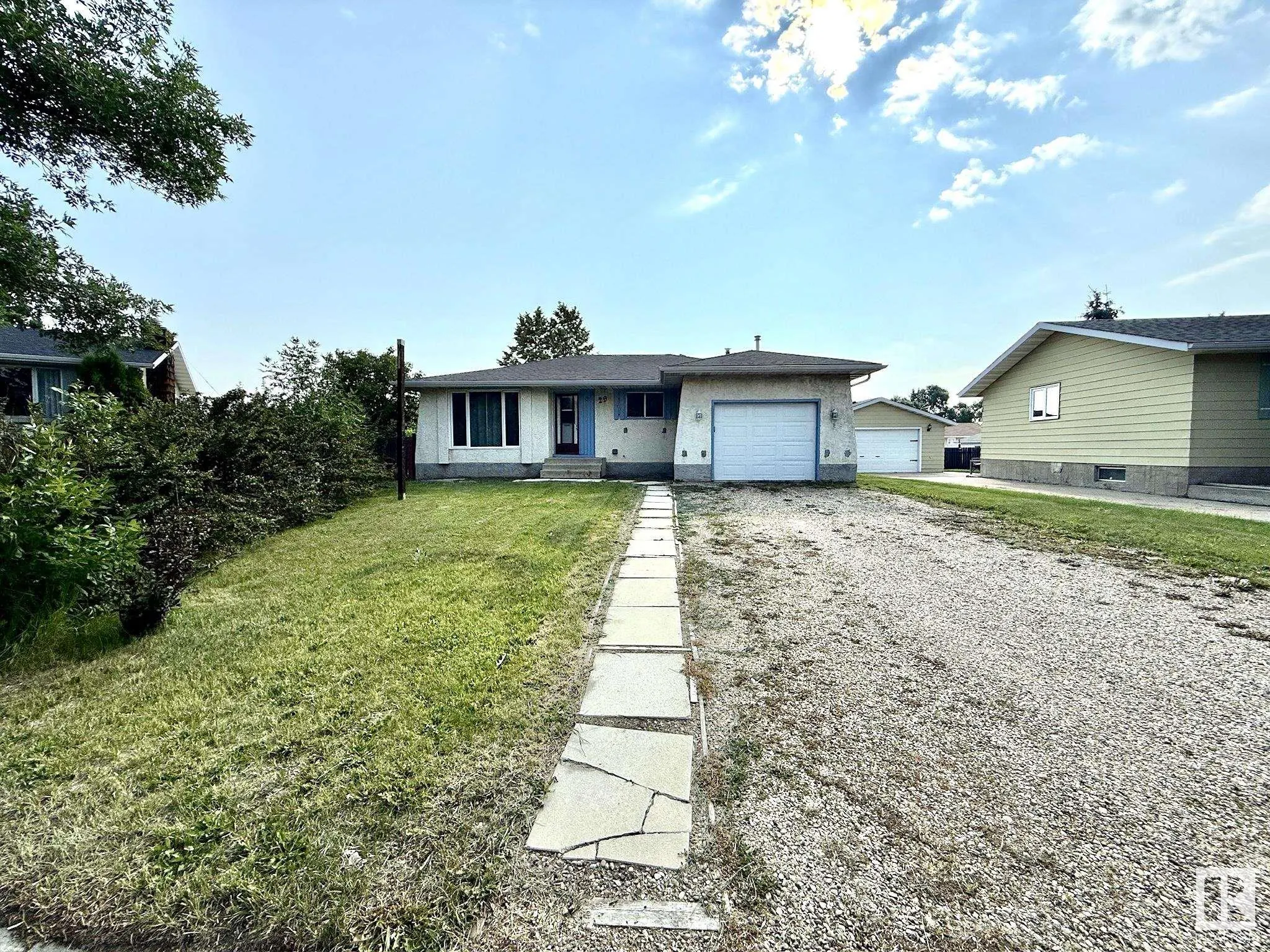 29 CAMELOT Crescent