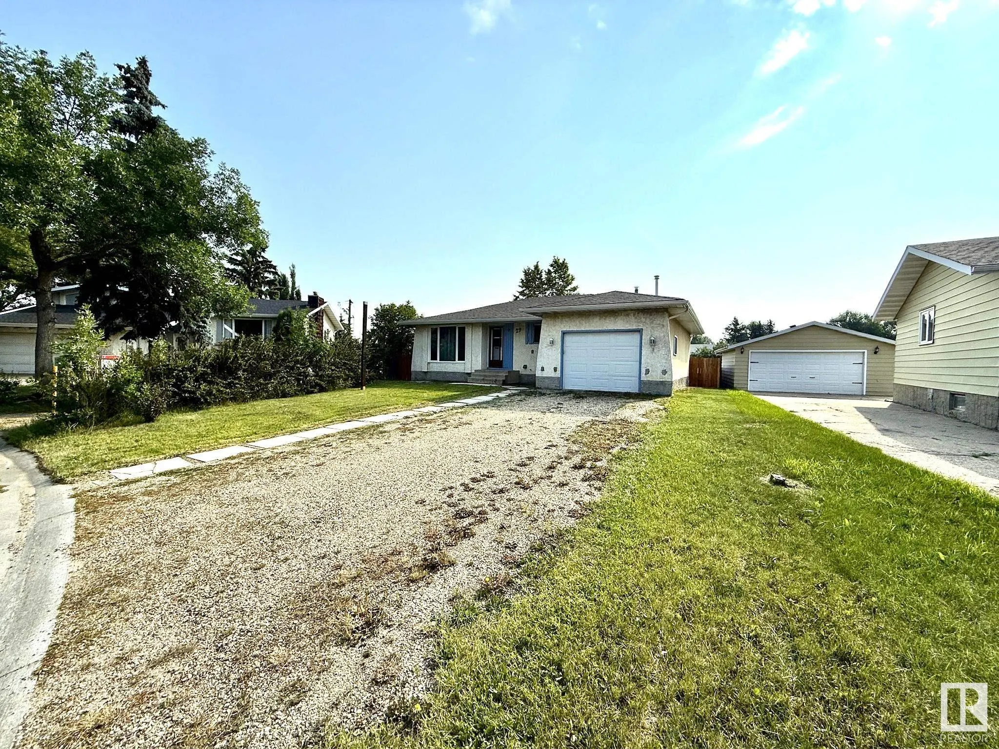 29 CAMELOT Crescent