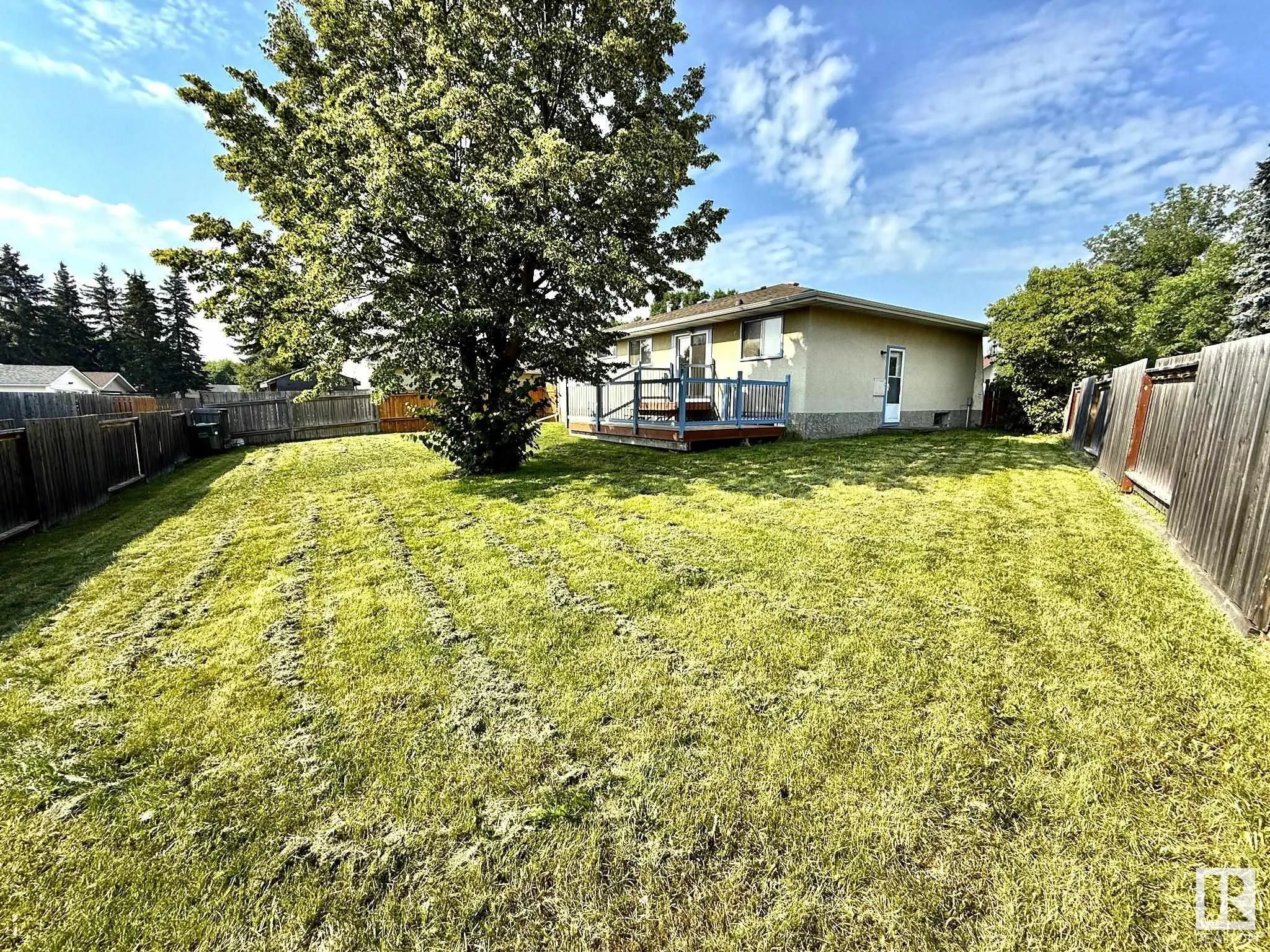 29 CAMELOT Crescent