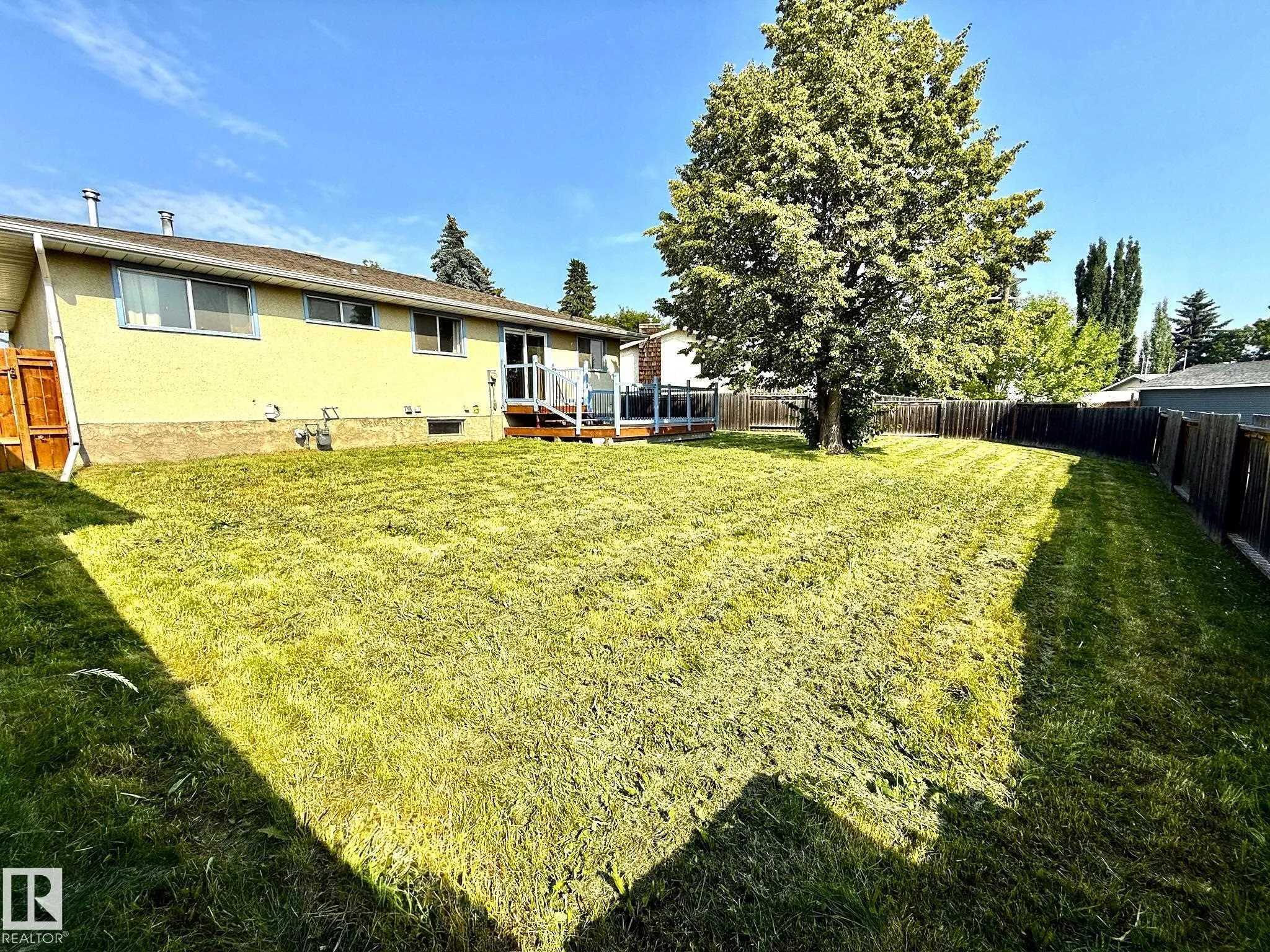 29 CAMELOT Crescent