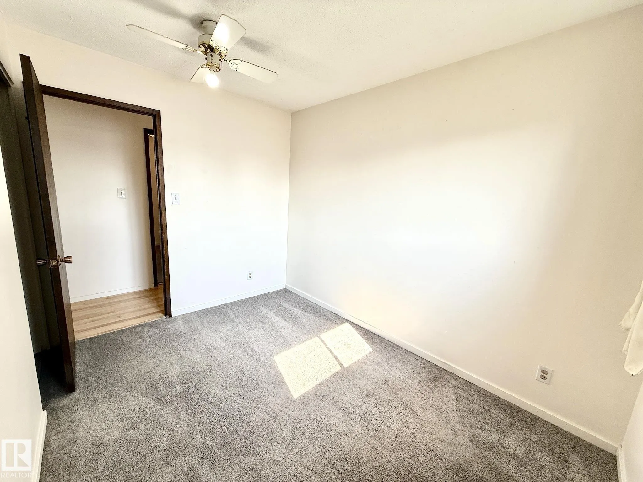 29 CAMELOT Crescent